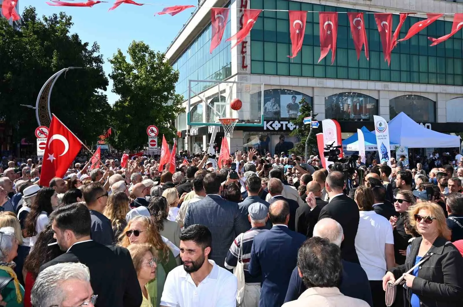 YENİ PARTİ GENEL BAŞKANI ÖZGÜR ÖZEL, YALOVA'DA BASKET ATIŞI YAPTI.