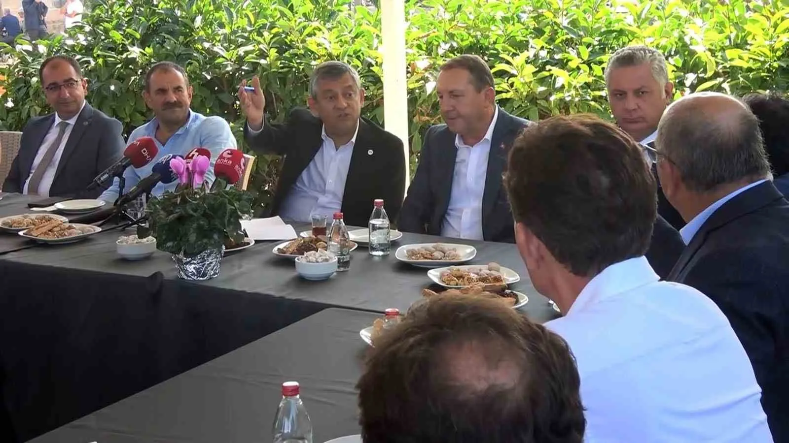 YENİ PARTİ GENEL BAŞKANI ÖZGÜR ÖZEL, YALOVA'DA SÜS BİTKİSİ ÜRETİCİLERİYLE BULUŞTU.
