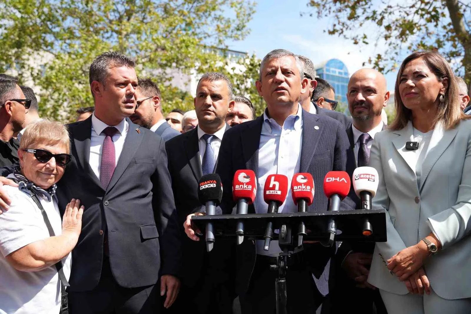 ÖZGÜR ÖZEL, ÇORLU’DAKİ HALK BULUŞMASINDA KONUŞMA YAPTI. ÖZEL'E TEKİRDAĞ BÜYÜKŞEHİR BELEDİYE BAŞKANI CANDAN YÜCEER EŞLİK ETTİ.