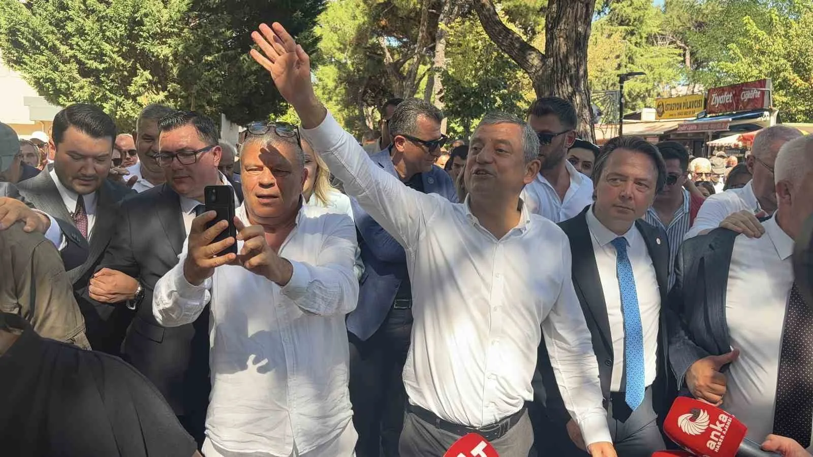 BİR DİZİ PROGRAMLAR İÇİN KIRKLARELİ'NE GELEN YENİ PARTİ GENEL BAŞKANI ÖZGÜR ÖZEL, ESNAF İLE BİR ARAYA GELDİ.