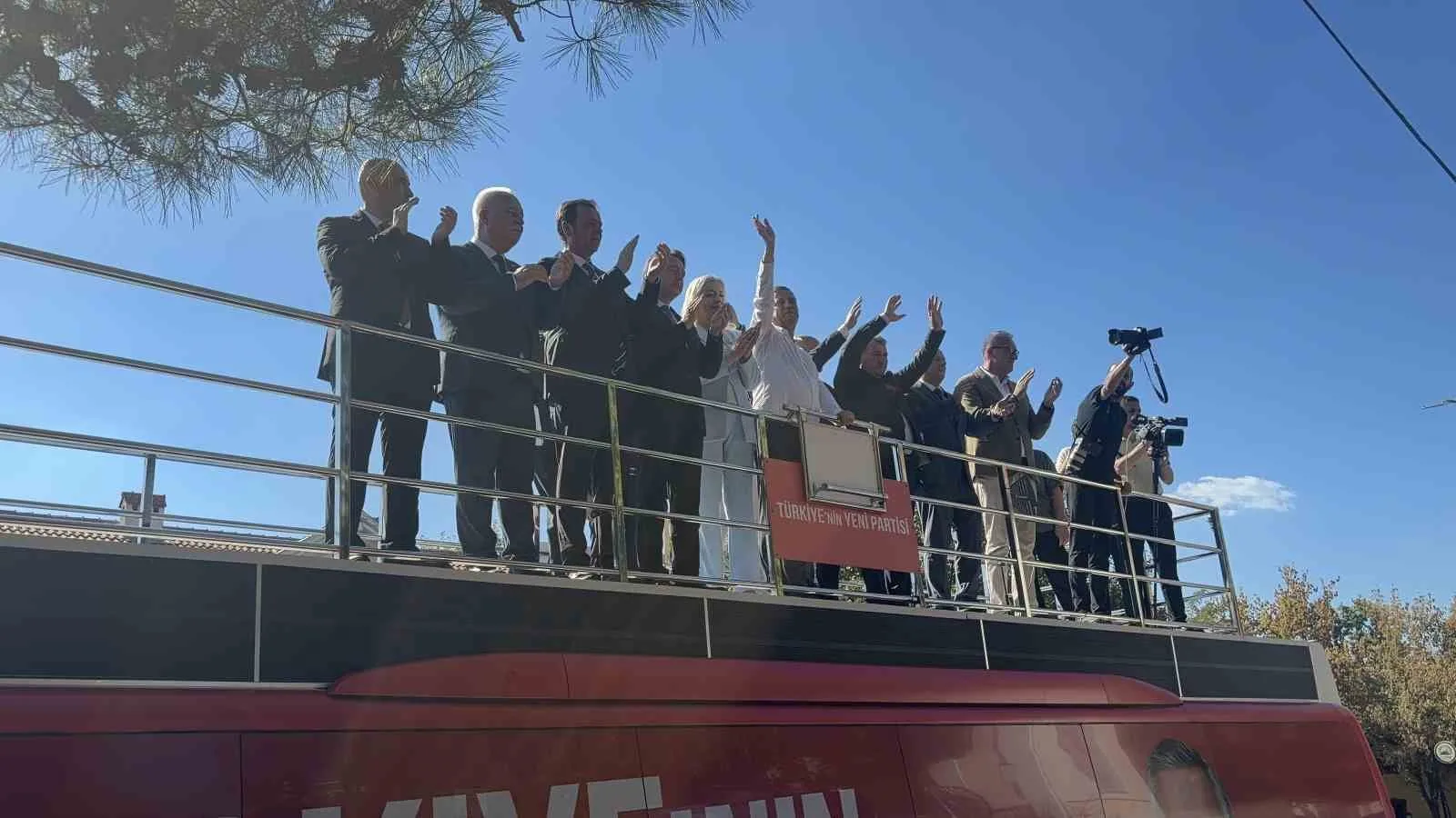 BİR DİZİ PROGRAMLAR İÇİN KIRKLARELİ'NE GELEN YENİ PARTİ GENEL BAŞKANI ÖZGÜR ÖZEL, ESNAF İLE BİR ARAYA GELDİ.