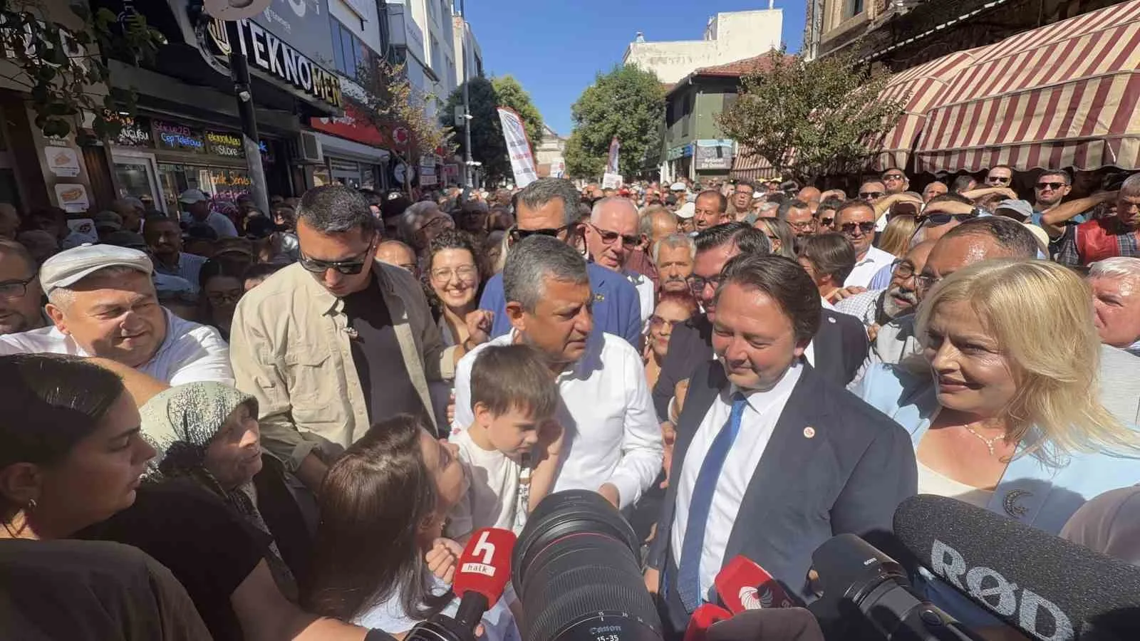 BİR DİZİ PROGRAMLAR İÇİN KIRKLARELİ'NE GELEN YENİ PARTİ GENEL BAŞKANI ÖZGÜR ÖZEL, ESNAF İLE BİR ARAYA GELDİ.
