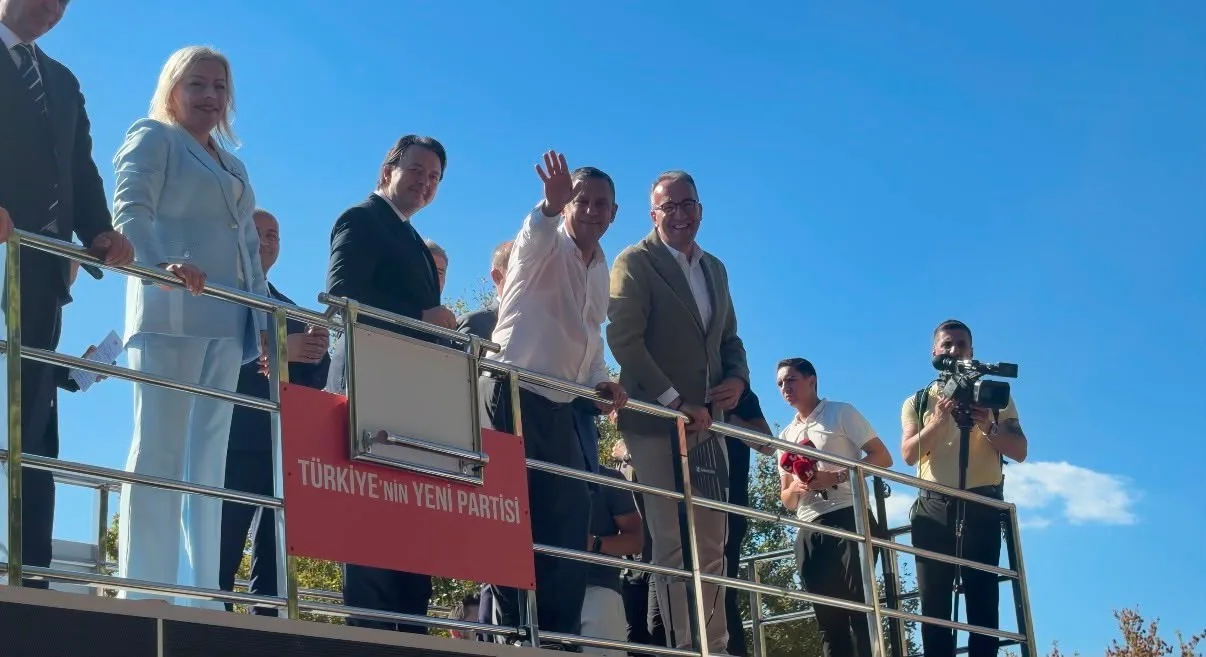 BİR DİZİ PROGRAMLAR İÇİN KIRKLARELİ'NE GELEN YENİ PARTİ GENEL BAŞKANI ÖZGÜR ÖZEL, ESNAF İLE BİR ARAYA GELDİ.
