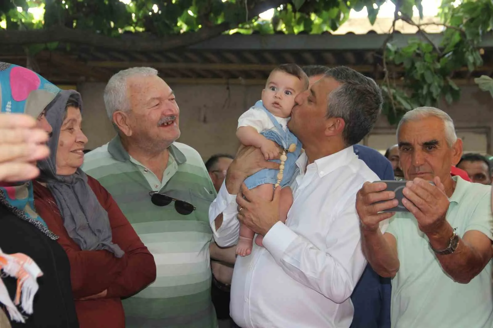 YENİ PARTİ GENEL BAŞKANI ÖZGÜR ÖZEL, MANİSA'NIN ŞEHZADELER İLÇESİNDE ÜZÜM ÜRETİCİLERİYLE BİR ARAYA GELDİ.