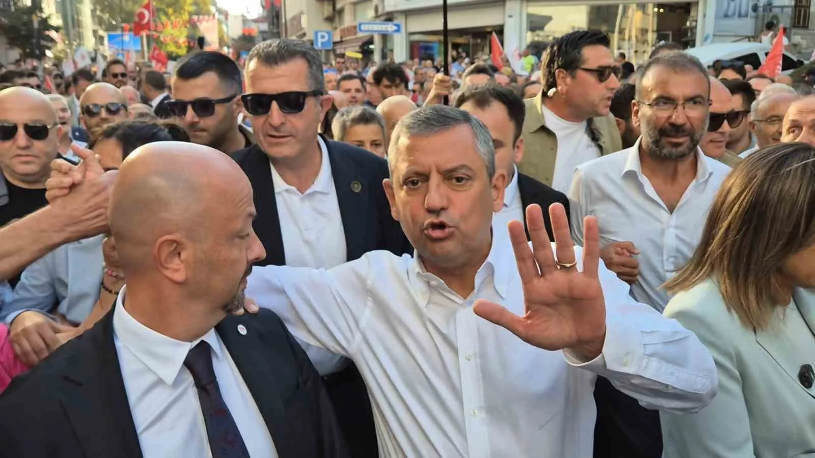 SÜLEYMANPAŞA’DAKİ KORTEJE KATILAN ÖZGÜR ÖZEL, DAHA SONRA HASAN ALİ YÜCEL MEYDANI’NDA DÜZENLENEN HALK BULUŞMASINA GEÇTİ. ÖZEL’İN KONUŞMASI ÖNCESİNDE YENİ PARTİ’YE KATILAN TEKİRDAĞ BÜYÜKŞEHİR BELEDİYE BAŞKANI CANDAN YÜCEER İLE 3 BELEDİYE BAŞKANINA PARTİ ROZETİ TAKILDI.