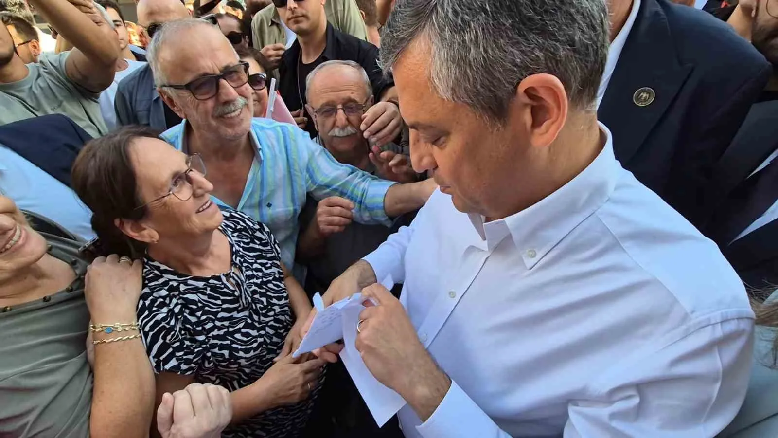 SÜLEYMANPAŞA’DAKİ KORTEJE KATILAN ÖZGÜR ÖZEL, DAHA SONRA HASAN ALİ YÜCEL MEYDANI’NDA DÜZENLENEN HALK BULUŞMASINA GEÇTİ. ÖZEL’İN KONUŞMASI ÖNCESİNDE YENİ PARTİ’YE KATILAN TEKİRDAĞ BÜYÜKŞEHİR BELEDİYE BAŞKANI CANDAN YÜCEER İLE 3 BELEDİYE BAŞKANINA PARTİ ROZETİ TAKILDI.