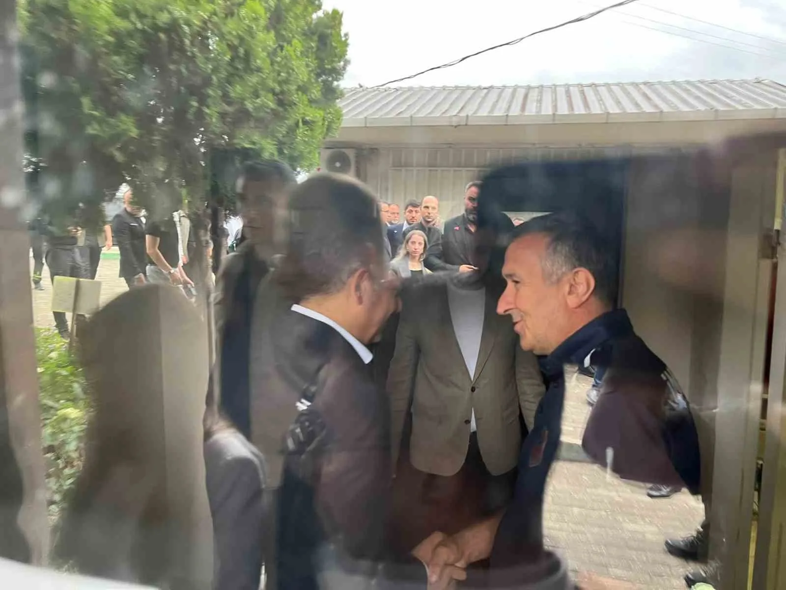 ÖZGÜR ÖZEL VE YENİ PARTİ HEYETİ, TUTUKLANAN MUSTAFA BOZBEY’İ CEZAEVİNDE ZİYARET ETTİ