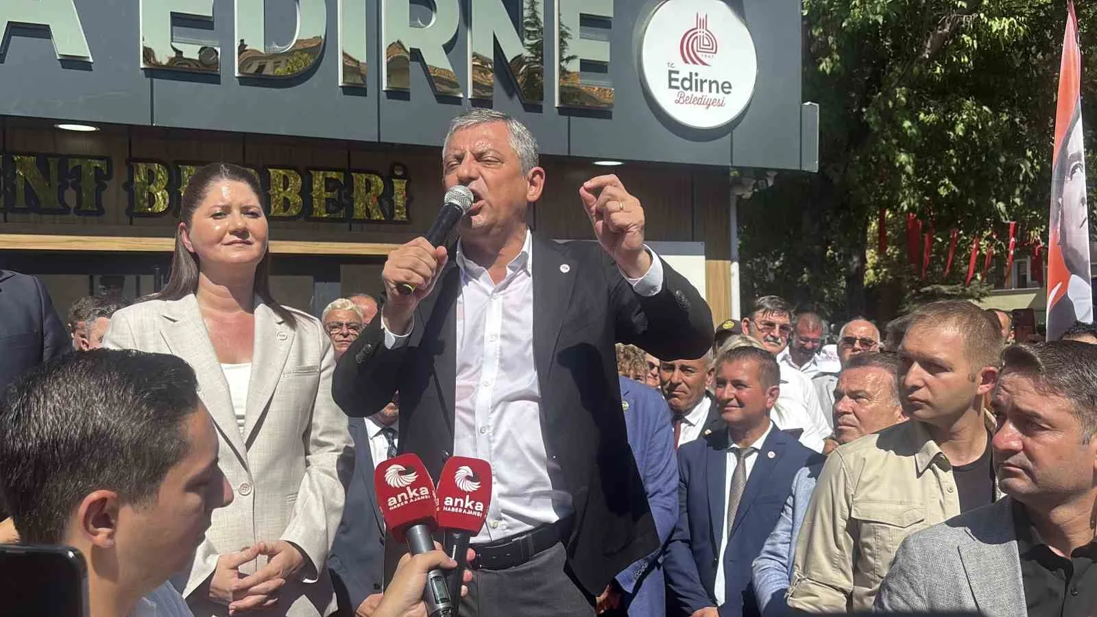 ÖZGÜR ÖZEL, EDİRNE'DE YAPTIĞI KONUŞMADA YENİ PARTİ'NİN İKTİDARA GELMESİ HALİNDE HAYATA GEÇİRİLECEK ÇALIŞMALARDAN SÖZ EDERKEN, "CHP İKTİDARINDA GÖRÜLMEMİŞ İŞLER GÖRECEK HERKES. HER ŞEYİ YAPACAĞIZ. KREŞLER, YURTLAR VE MİLLETİN İHTİYACI NE İSE YAPACAĞIZ" İFADELERİNİ KULLANDI.