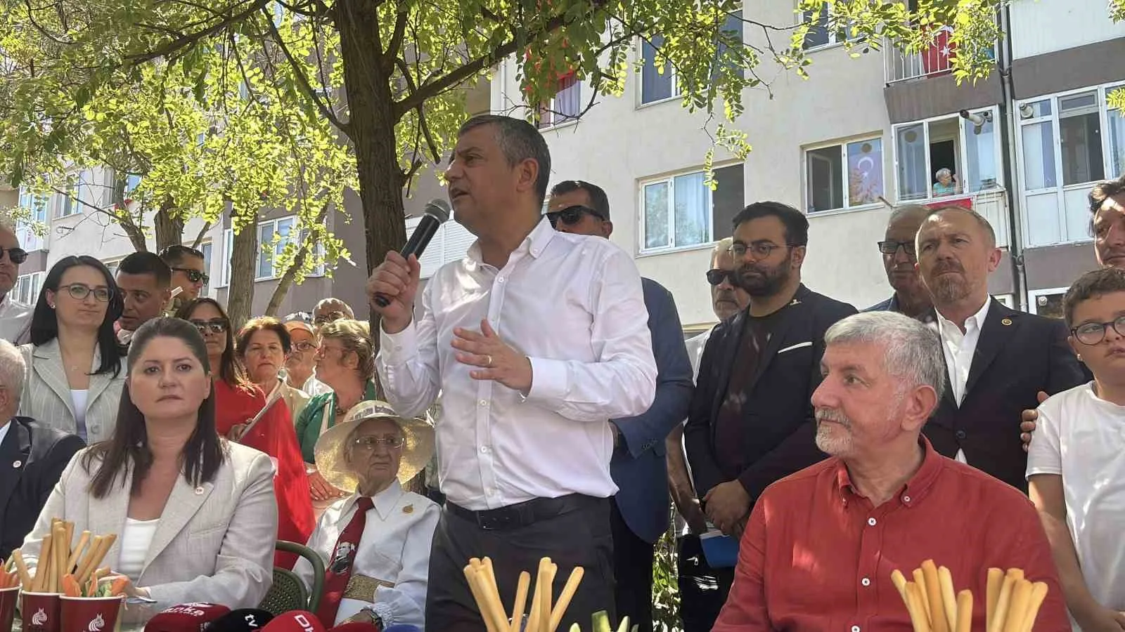ÖZGÜR ÖZEL, EDİRNE'DE YAPTIĞI KONUŞMADA YENİ PARTİ'NİN İKTİDARA GELMESİ HALİNDE HAYATA GEÇİRİLECEK ÇALIŞMALARDAN SÖZ EDERKEN, "CHP İKTİDARINDA GÖRÜLMEMİŞ İŞLER GÖRECEK HERKES. HER ŞEYİ YAPACAĞIZ. KREŞLER, YURTLAR VE MİLLETİN İHTİYACI NE İSE YAPACAĞIZ" İFADELERİNİ KULLANDI.