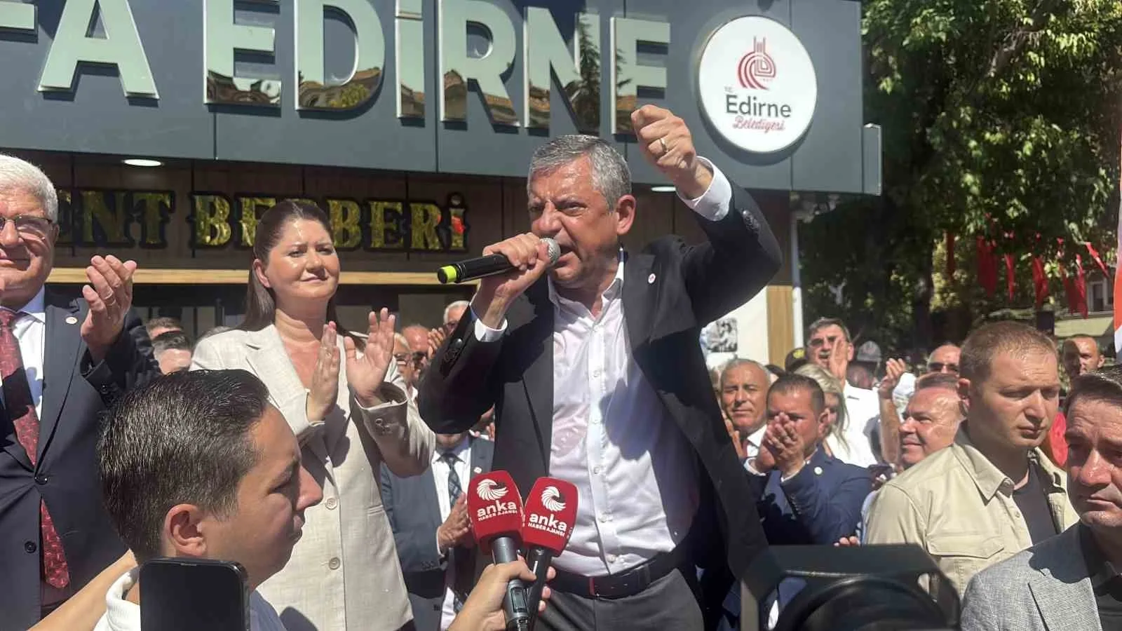 ÖZGÜR ÖZEL, EDİRNE'DE YAPTIĞI KONUŞMADA YENİ PARTİ'NİN İKTİDARA GELMESİ HALİNDE HAYATA GEÇİRİLECEK ÇALIŞMALARDAN SÖZ EDERKEN, "CHP İKTİDARINDA GÖRÜLMEMİŞ İŞLER GÖRECEK HERKES. HER ŞEYİ YAPACAĞIZ. KREŞLER, YURTLAR VE MİLLETİN İHTİYACI NE İSE YAPACAĞIZ" İFADELERİNİ KULLANDI.