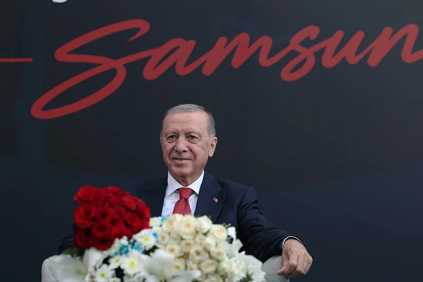 SAMSUN BÜYÜKŞEHİR BELEDİYESİ TARAFINDAN GENÇLERİN EĞİTİM, TEKNOLOJİ VE SOSYAL YAŞAM İHTİYAÇLARINA YÖNELİK HAYATA GEÇİRİLEN PETEK GENÇ, CUMHURBAŞKANI RECEP TAYYİP ERDOĞAN’I AĞIRLADI. SAMSUN ŞEHİR HASTANESİ AÇILIŞI VE ÇEŞİTLİ PROGRAMLAR KAPSAMINDA KENTE GELEN CUMHURBAŞKANI ERDOĞAN, PETEK GENÇ’TE GENÇLERLE BİR ARAYA GELDİ. CUMHURBAŞKANI ERDOĞAN’IN GENÇLERLE BULUŞMASININ PETEK GENÇ PROJESİNİN ÖNEMİNİ DAHA DA ARTIRDIĞINI İFADE EDEN BÜYÜKŞEHİR BELEDİYE BAŞKANI HALİT DOĞAN, GENÇLERİN GELECEĞİNE YATIRIM ANLAYIŞIYLA ÇALIŞMALARINI SÜRDÜRDÜKLERİNİ SÖYLEDİ.