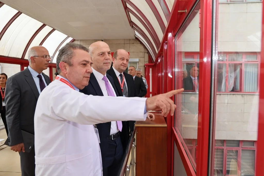 ZONGULDAK BÜLENT ECEVİT ÜNİVERSİTESİ (BEUN) REKTÖRÜ PROF. DR. AHMET ULUSOY, BEUN HASTANESİNİ ZİYARET EDEREK YÜRÜTÜLEN YENİLEME VE SAĞLIK HİZMETİ ÇALIŞMALARINI YERİNDE İNCELEYİP GÖREV BAŞINDAKİ SAĞLIK PERSONELİNE BAŞARI VE KOLAYLIKLAR DİLEDİ.