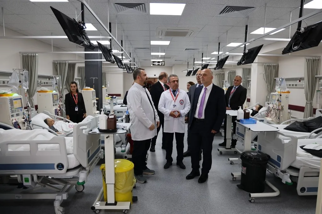 ZONGULDAK BÜLENT ECEVİT ÜNİVERSİTESİ (BEUN) REKTÖRÜ PROF. DR. AHMET ULUSOY, BEUN HASTANESİNİ ZİYARET EDEREK YÜRÜTÜLEN YENİLEME VE SAĞLIK HİZMETİ ÇALIŞMALARINI YERİNDE İNCELEYİP GÖREV BAŞINDAKİ SAĞLIK PERSONELİNE BAŞARI VE KOLAYLIKLAR DİLEDİ.