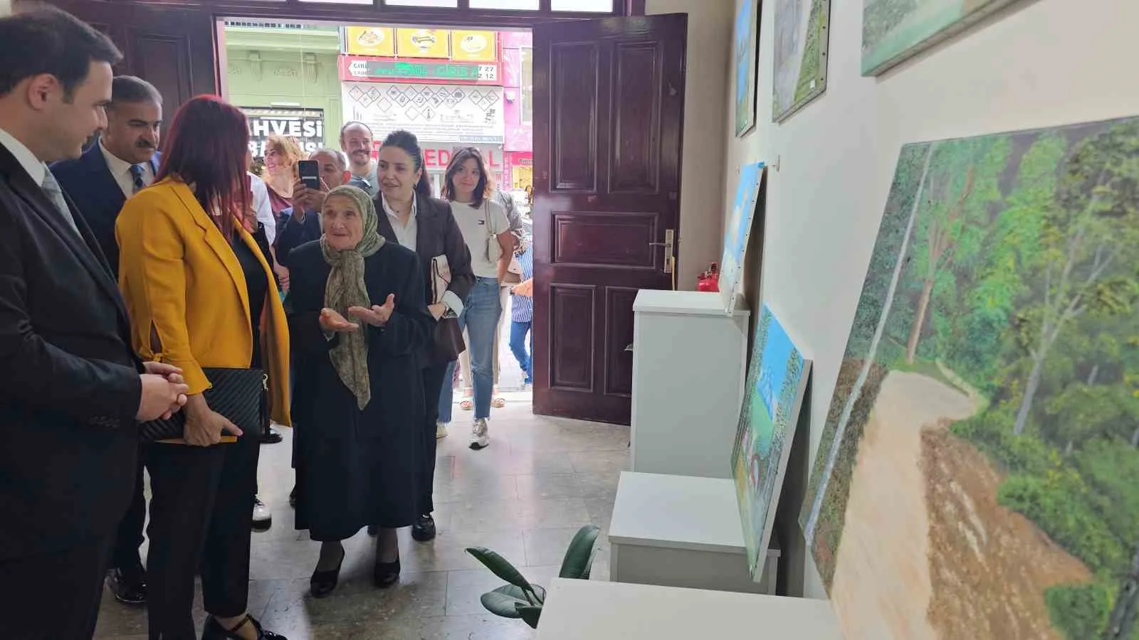 ZONGULDAK'TA TELEVİZYONDAKİ RESİM PROGRAMLARINI İZLEYEREK SANAT HAYATINA ADIM ATAN 81 YAŞINDAKİ ŞAHİNDE ERMİŞ, İLK SERGİSİNDEN 20 YIL SONRA İKİNCİ KİŞİSEL SERGİSİNİ SANATSEVERLERLE BULUŞTURDU.