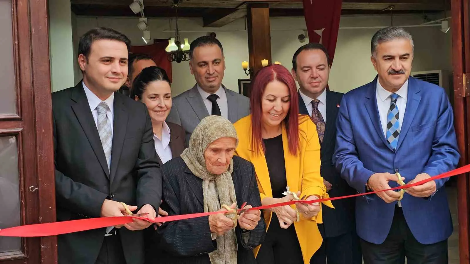 ZONGULDAK GÜZEL SANATLAR GALERİSİ'NDE GERÇEKLEŞTİRİLEN SERGİNİN AÇILIŞINA; ZONGULDAK VALİSİ OSMAN HACIBEKTAŞOĞLU'NUN EŞİ GÜNEY HACIBEKTAŞOĞLU, PROTOKOL ÜYELERİ VE VATANDAŞLAR KATILDI.