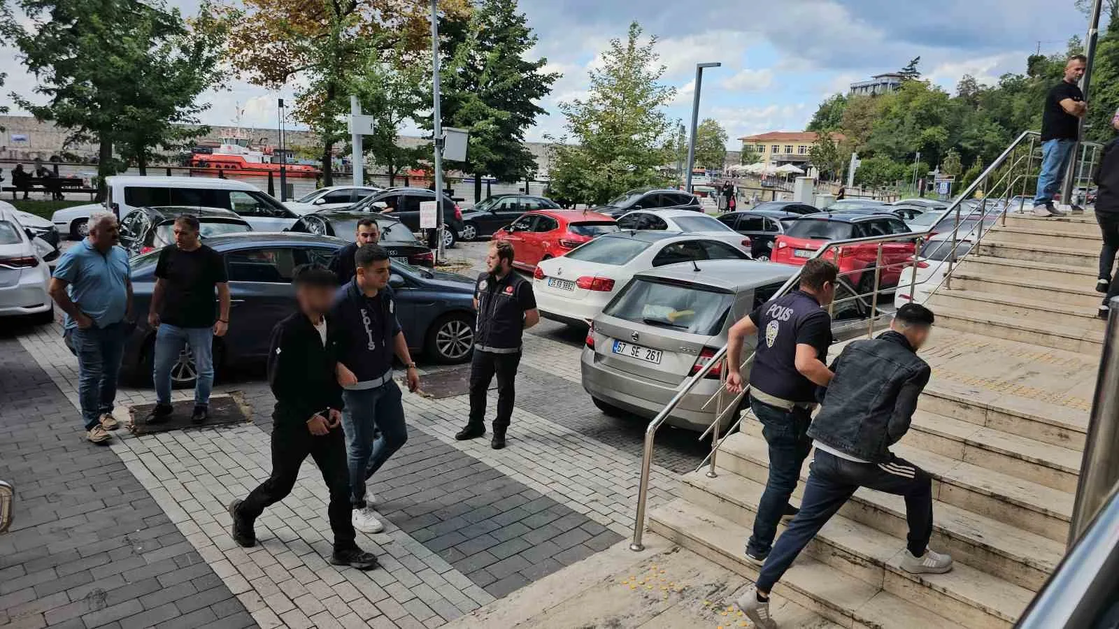 ZONGULDAK’TA RUHSATSIZ İŞLETİLEN MADEN OCAĞINDA YÜKSEKTEN DÜŞEREK HAYATINI KAYBEDEN 41 YAŞINDAKİ MUSTAFA BOŞNAK’IN ÖLÜMÜNE İLİŞKİN GÖZALTINA ALINAN 5 KİŞİ ADLİYEYE SEVK EDİLDİ.