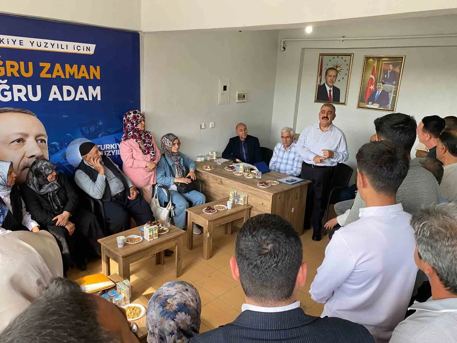 PALANDÖKEN BELEDİYE BAŞKANI MUHAMMET SUNAR, AK PARTİ ERZURUM MİLLETVEKİLİ MEHMET EMİN ÖZ VE AK PARTİ PALANDÖKEN İLÇE BAŞKANI DURMUŞ KILIÇ İLE BİRLİKTE İLÇEDE YÜRÜTÜLEN BELEDİYE HİZMETLERİNİ YERİNDE İNCELEDİ.