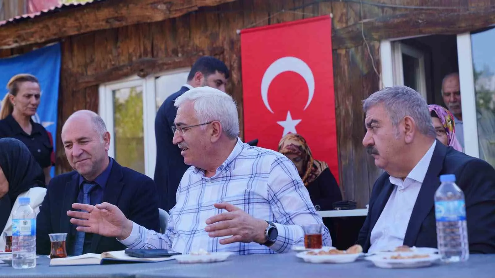 PALANDÖKEN BELEDİYE BAŞKANI MUHAMMET SUNAR, AK PARTİ ERZURUM MİLLETVEKİLİ MEHMET EMİN ÖZ VE AK PARTİ PALANDÖKEN İLÇE BAŞKANI DURMUŞ KILIÇ İLE BİRLİKTE İLÇEDE YÜRÜTÜLEN BELEDİYE HİZMETLERİNİ YERİNDE İNCELEDİ.