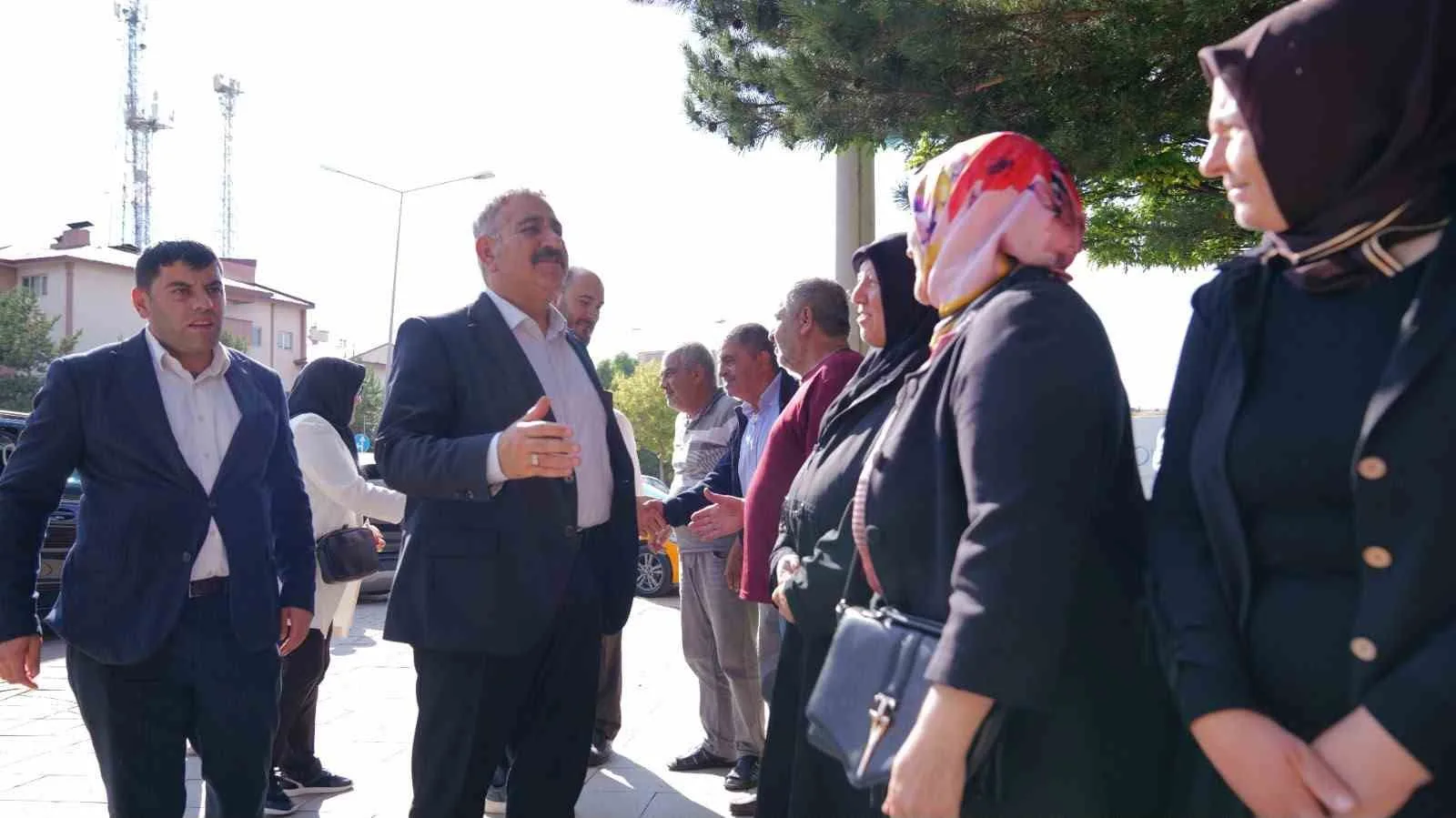 PALANDÖKEN BELEDİYE BAŞKANI MUHAMMET SUNAR, AK PARTİ ERZURUM MİLLETVEKİLİ MEHMET EMİN ÖZ VE AK PARTİ PALANDÖKEN İLÇE BAŞKANI DURMUŞ KILIÇ İLE BİRLİKTE İLÇEDE YÜRÜTÜLEN BELEDİYE HİZMETLERİNİ YERİNDE İNCELEDİ.
