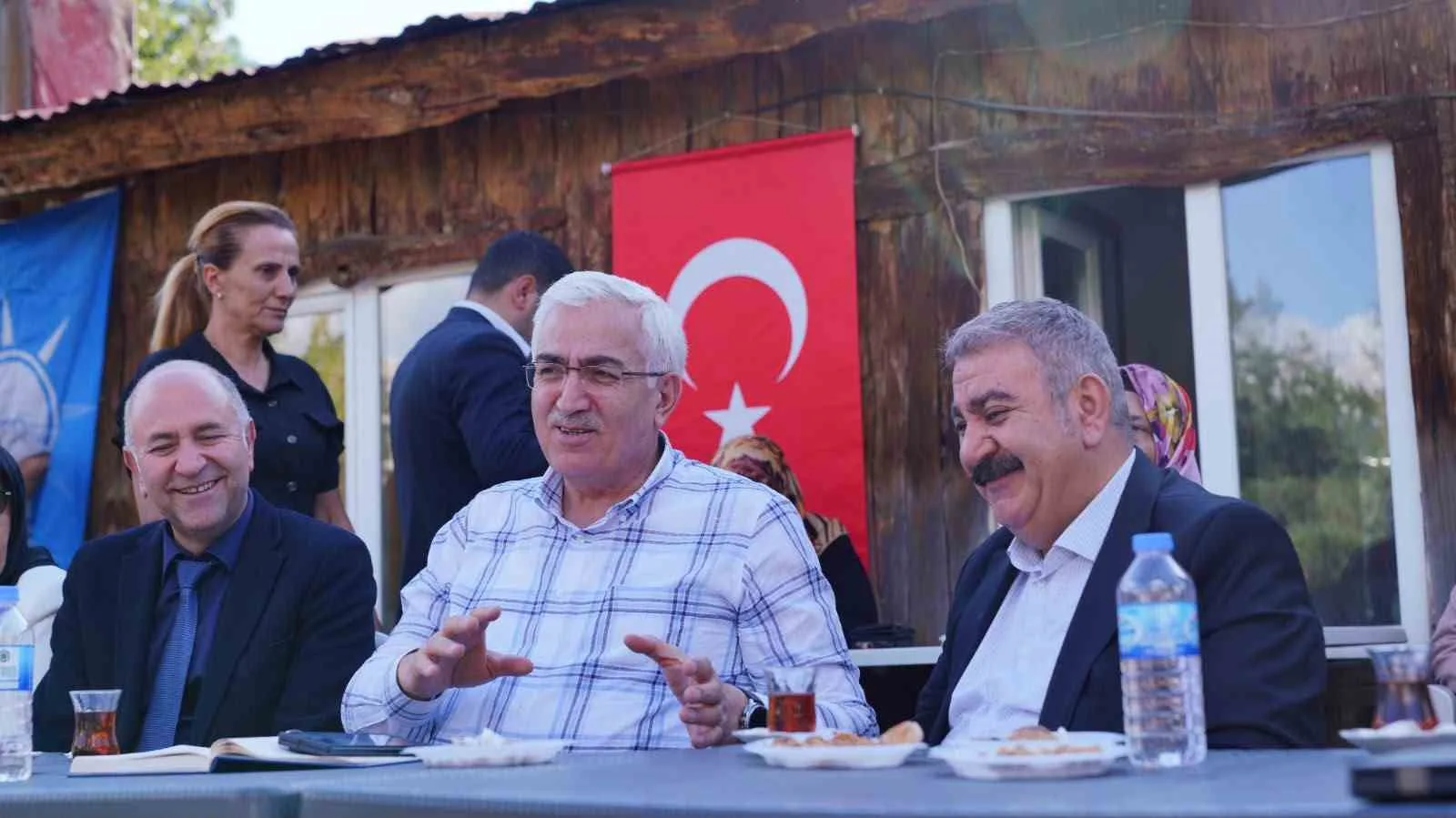 PALANDÖKEN BELEDİYE BAŞKANI MUHAMMET SUNAR, AK PARTİ ERZURUM MİLLETVEKİLİ MEHMET EMİN ÖZ VE AK PARTİ PALANDÖKEN İLÇE BAŞKANI DURMUŞ KILIÇ İLE BİRLİKTE İLÇEDE YÜRÜTÜLEN BELEDİYE HİZMETLERİNİ YERİNDE İNCELEDİ.