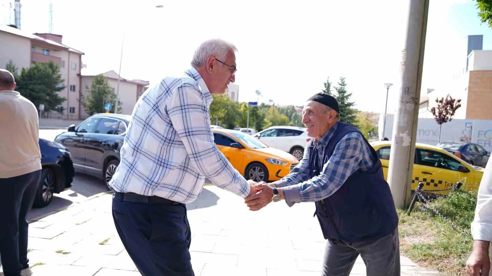 PALANDÖKEN BELEDİYE BAŞKANI MUHAMMET SUNAR, AK PARTİ ERZURUM MİLLETVEKİLİ MEHMET EMİN ÖZ VE AK PARTİ PALANDÖKEN İLÇE BAŞKANI DURMUŞ KILIÇ İLE BİRLİKTE İLÇEDE YÜRÜTÜLEN BELEDİYE HİZMETLERİNİ YERİNDE İNCELEDİ.