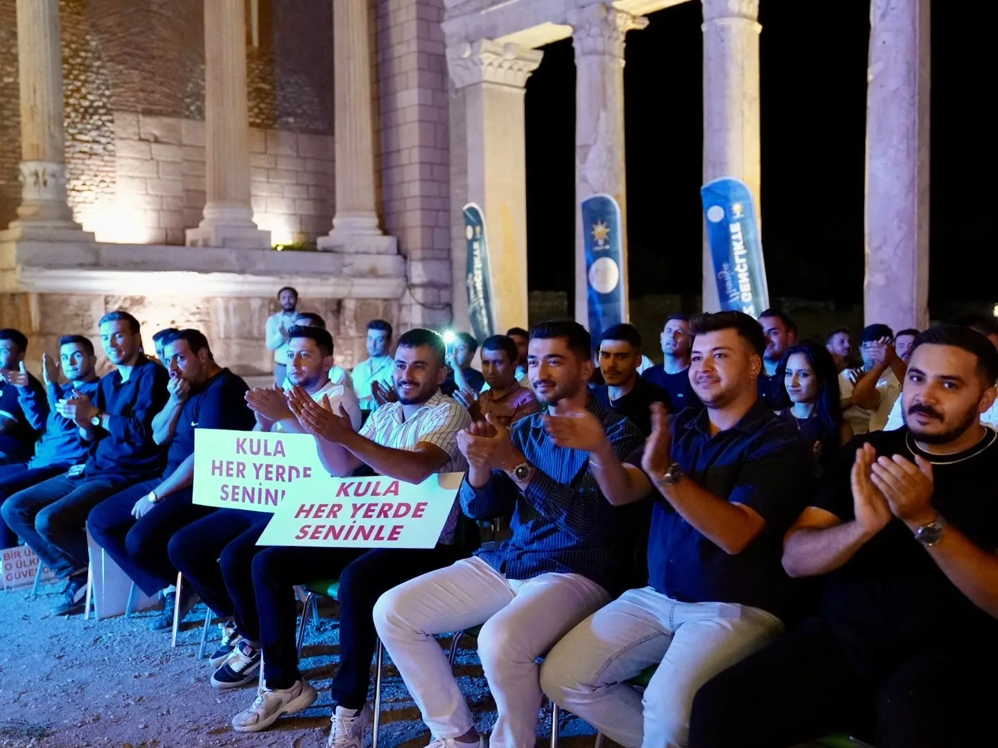 AK PARTİ MANİSA MİLLETVEKİLİ MURAT BAYBATUR, SALİHLİ İLÇESİNDEKİ TARİHİ SARDES ANTİK KENTİ’NDE DÜZENLENEN "SÖZ GENÇLİKTE" PROGRAMINDA AK PARTİ GENÇLİK KOLLARI ÜYELERİYLE BİR ARAYA GELDİ.