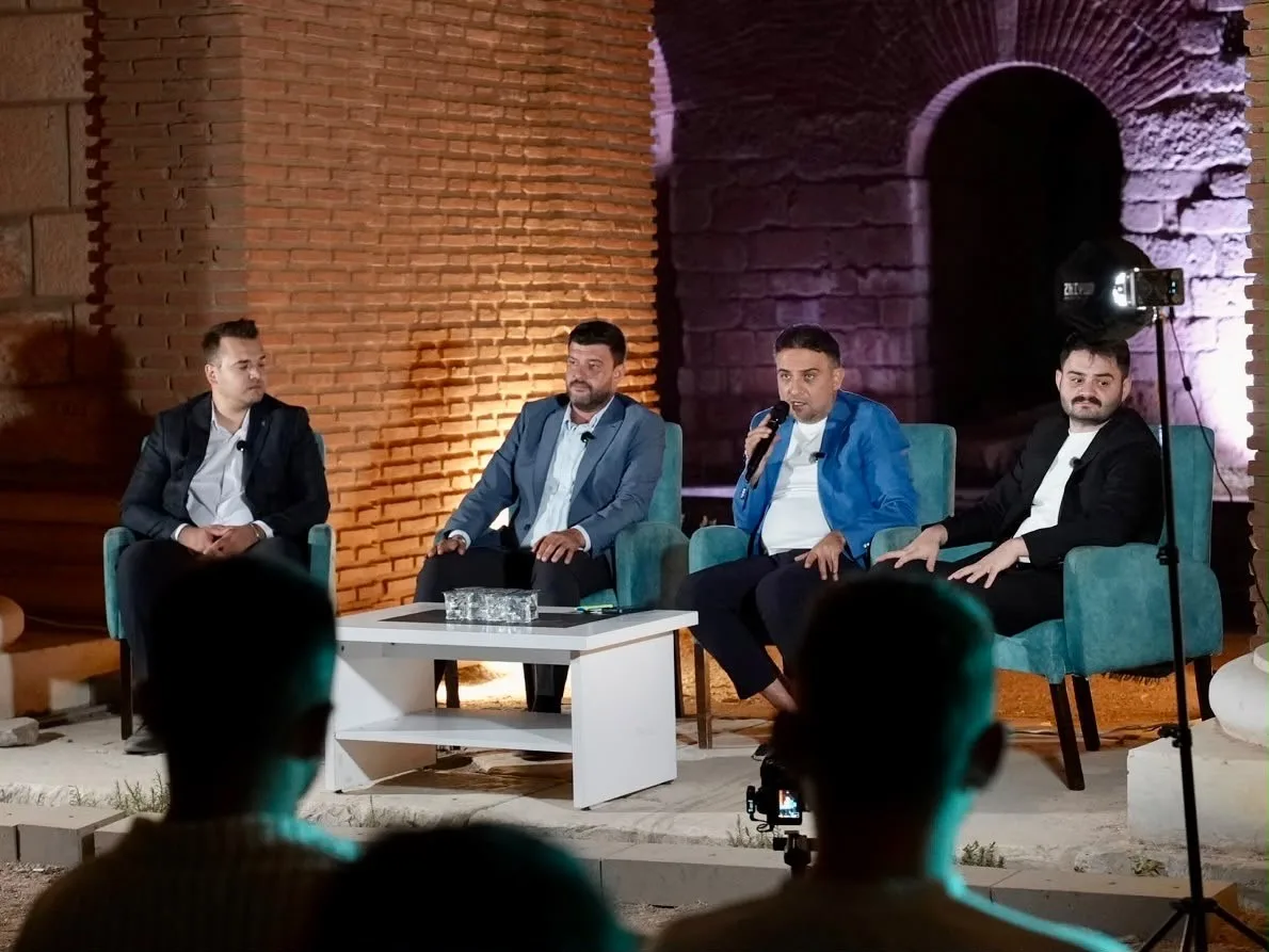 AK PARTİ MANİSA MİLLETVEKİLİ MURAT BAYBATUR, SALİHLİ İLÇESİNDEKİ TARİHİ SARDES ANTİK KENTİ’NDE DÜZENLENEN "SÖZ GENÇLİKTE" PROGRAMINDA AK PARTİ GENÇLİK KOLLARI ÜYELERİYLE BİR ARAYA GELDİ.