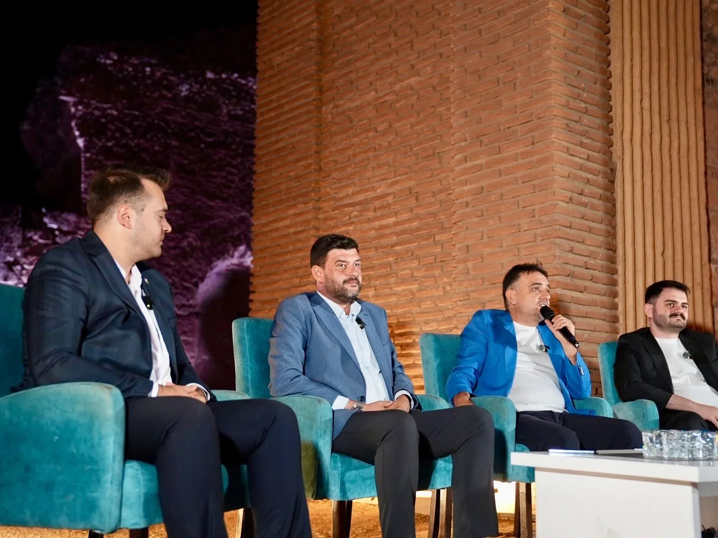 AK PARTİ MANİSA MİLLETVEKİLİ MURAT BAYBATUR, SALİHLİ İLÇESİNDEKİ TARİHİ SARDES ANTİK KENTİ’NDE DÜZENLENEN "SÖZ GENÇLİKTE" PROGRAMINDA AK PARTİ GENÇLİK KOLLARI ÜYELERİYLE BİR ARAYA GELDİ.
