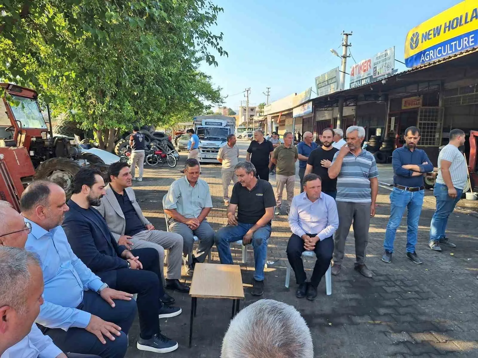 AK PARTİ MKYK ÜYESİ VE MANİSA MİLLETVEKİLİ AHMET MÜCAHİT ARINÇ, SELENDİ’DE SANAYİ ESNAFI VE MUHTARLARLA BİR ARAYA GELEREK TALEP VE SORUNLARI DİNLEDİ.