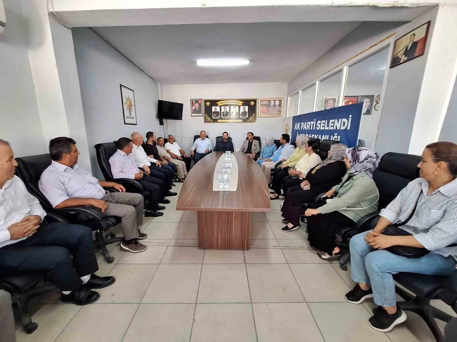 AK PARTİ MKYK ÜYESİ VE MANİSA MİLLETVEKİLİ AHMET MÜCAHİT ARINÇ, SELENDİ’DE SANAYİ ESNAFI VE MUHTARLARLA BİR ARAYA GELEREK TALEP VE SORUNLARI DİNLEDİ.