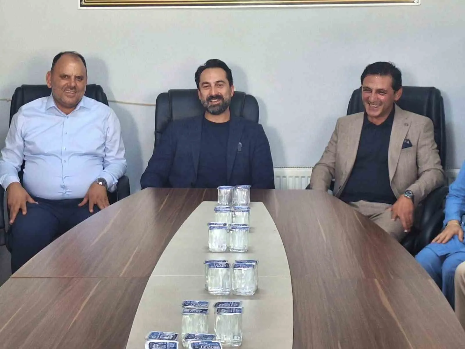 AK PARTİ MKYK ÜYESİ VE MANİSA MİLLETVEKİLİ AHMET MÜCAHİT ARINÇ, SELENDİ’DE SANAYİ ESNAFI VE MUHTARLARLA BİR ARAYA GELEREK TALEP VE SORUNLARI DİNLEDİ.