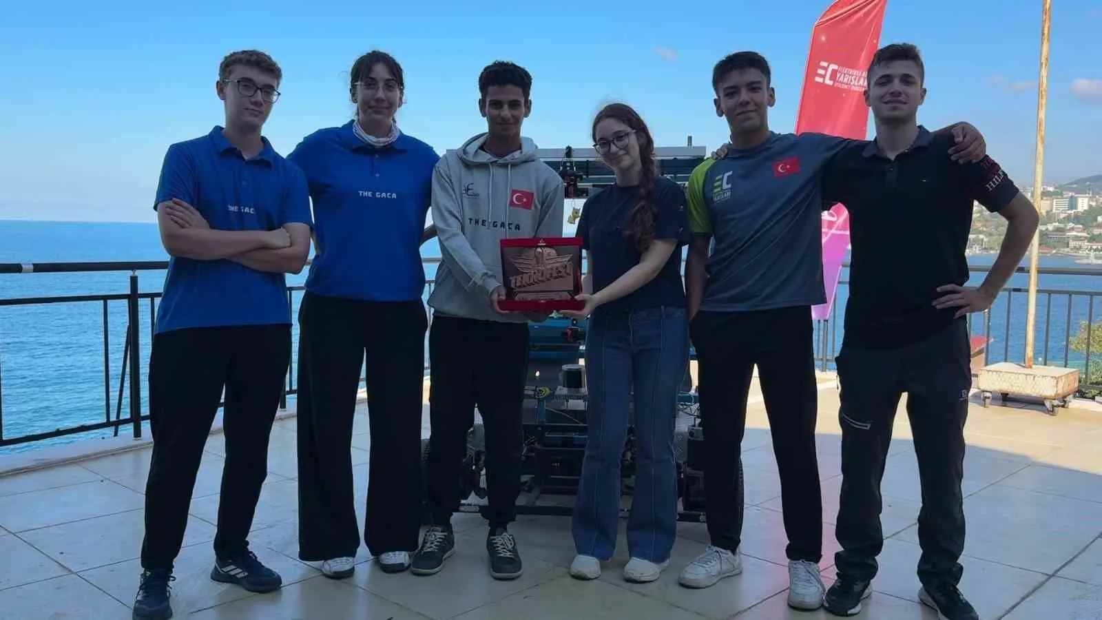 ZONGULDAK'TAN TEKNOFEST ROBOTAKSİ-BİNEK OTONOM ARAÇ YARIŞMASI'NA KATILAN "O GACA" TAKIMI, YARIŞMA ÖNCESİ YAŞADIKLARI BÜYÜK TEKNİK ARIZAYI KENDİ ÇABALARIYLA ÇÖZEREK "EN İYİ TAKIM RUHU" ÖDÜLÜNÜ KAZANDI.