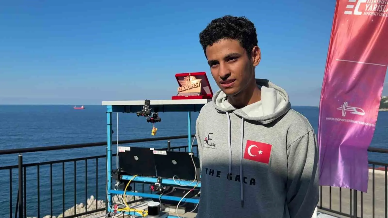 ARAÇLARINDA BİR LİDAR, ÜÇ KAMERA VE GPS DONANIMI BULUNDUĞUNU BELİRTEN TAKIM ÜYELERİNDEN MESLEK LİSESİ ÖĞRENCİSİ MUHAMMET OKBİ, ELDE ETTİKLERİ BAŞARININ ARKASINDAKİ ZORLU SÜRECİ ŞU SÖZLERLE ANLATTI: "BU BAŞARI BİR KİŞİNİN DEĞİL, BİR TAKIMIN BAŞARISIDIR. YAŞITLARIMIZ YAZ TATİLİNİ DİNLENEREK GEÇİRİRKEN, BİZ ATÖLYEDE ÇALIŞTIK. YARIŞMAYA GİTMEDEN ÖNCEKİ GECE BİLE SABAHLAMIŞTIK. BAŞARI ANCAK BÖYLESİNE SIKI BİR ÇALIŞMAYLA GELİYOR."