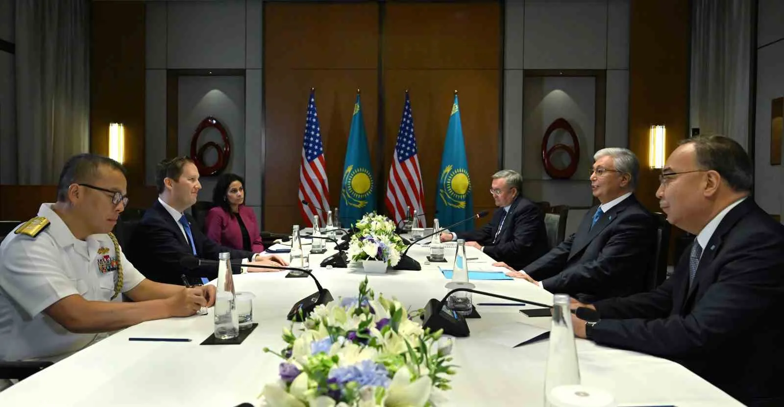 KAZAKİSTAN CUMHURBAŞKANI KASIM CÖMERT TOKAYEV, HİNDİSTAN’IN BAŞKENTİ YENİ DELHİ'DE DÜZENLENEN 18. BRICS ZİRVESİ KAPSAMINDA ABD’NİN GÜNEY VE ORTA ASYA ÖZEL TEMSİLCİSİ SERGİO GOR İLE GÖRÜŞEREK, BAŞKAN DONALD TRUMP’I ÜLKESİNE DAVET ETTİ.