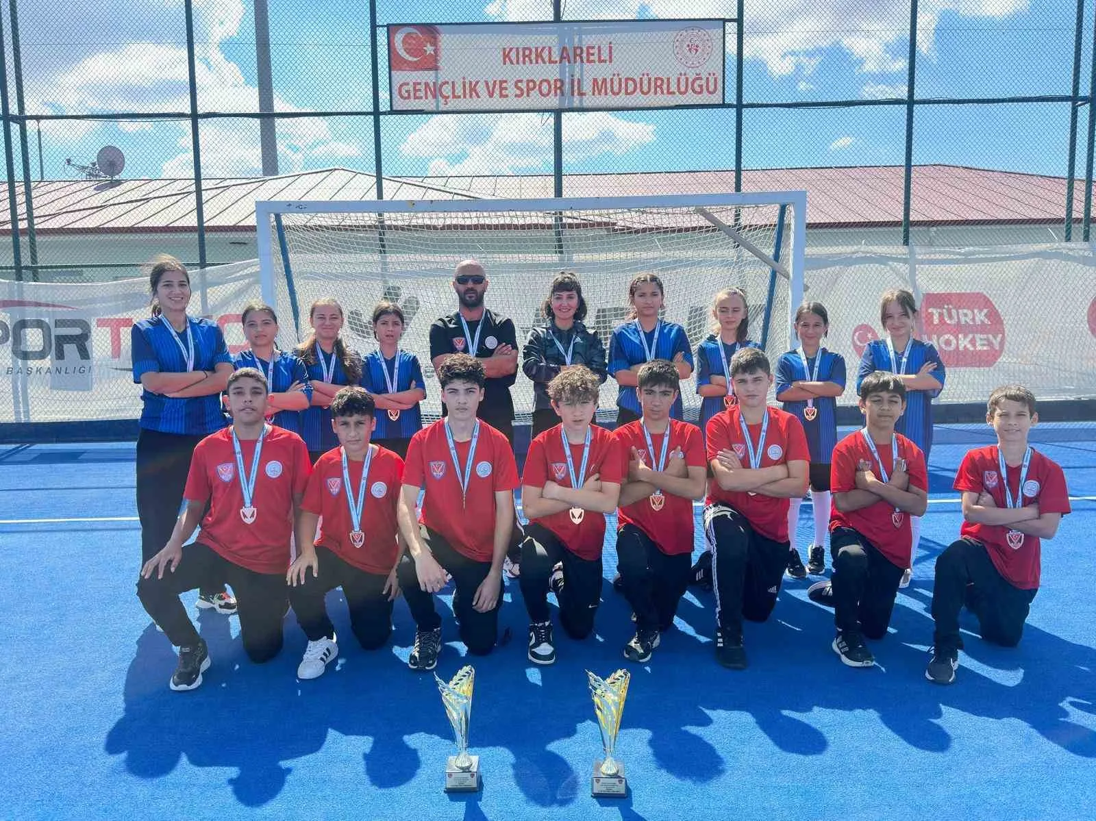 ARSLAN ZEKİ DEMİRCİ ORTAOKULU HOKEY SPOR KULÜBÜ, KURULDUĞU GÜNDEN BU YANA İLK KEZ KATILDIĞI TÜRKİYE ŞAMPİYONASI U16 YÜKSELME TURNUVASI’NDA BÜYÜK BİR BAŞARIYA İMZA ATTI.