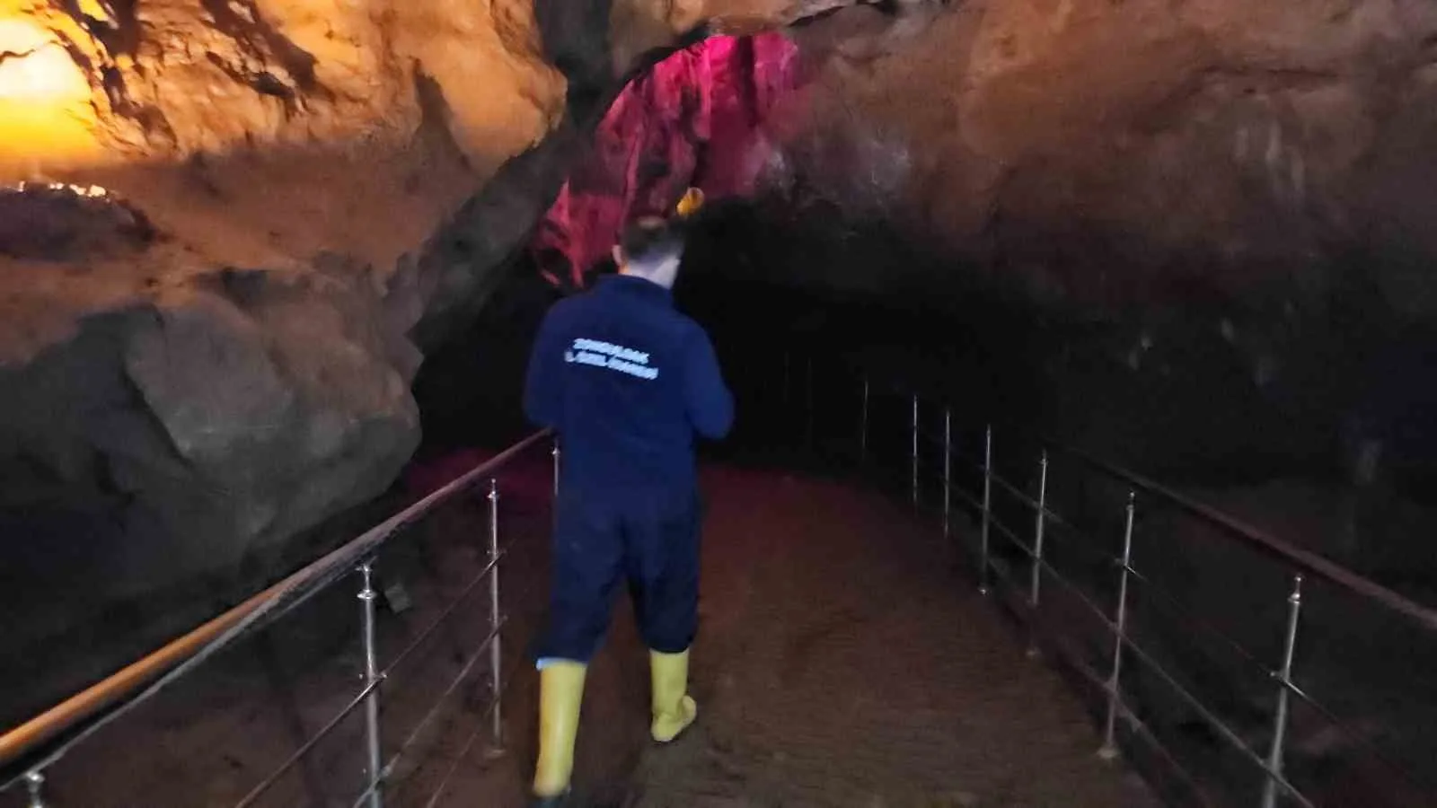 ZONGULDAK’TA ETKİLİ OLAN YAĞIŞLAR SONRASI İÇERİSİNDEKİ DERENİN YÜKSELMESİ SEBEBİYLE ÇAMUR VE SU İLE DOLAN GÖKGÖL MAĞARASI’NDA TEMİZLİK ÇALIŞMASI BAŞLATILDI.
