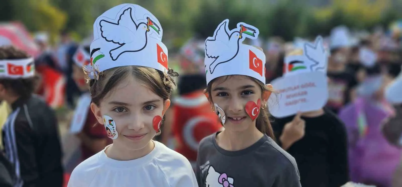 ZONGULDAK'TA ÖĞRENCİLER, FİLİSTİN'DE YAŞANAN İNSANLIK DRAMINA DİKKAT ÇEKMEK İÇİN ETKİNLİKTE BULUŞTU. "UÇURTMALAR VURULMASIN, GÖKYÜZÜ ÇOCUKLARA KALSIN" TEMASIYLA GERÇEKLEŞTİRİLEN ETKİNLİKTE FİLİSTİNLİ ÇOCUKLAR UNUTULMADI.