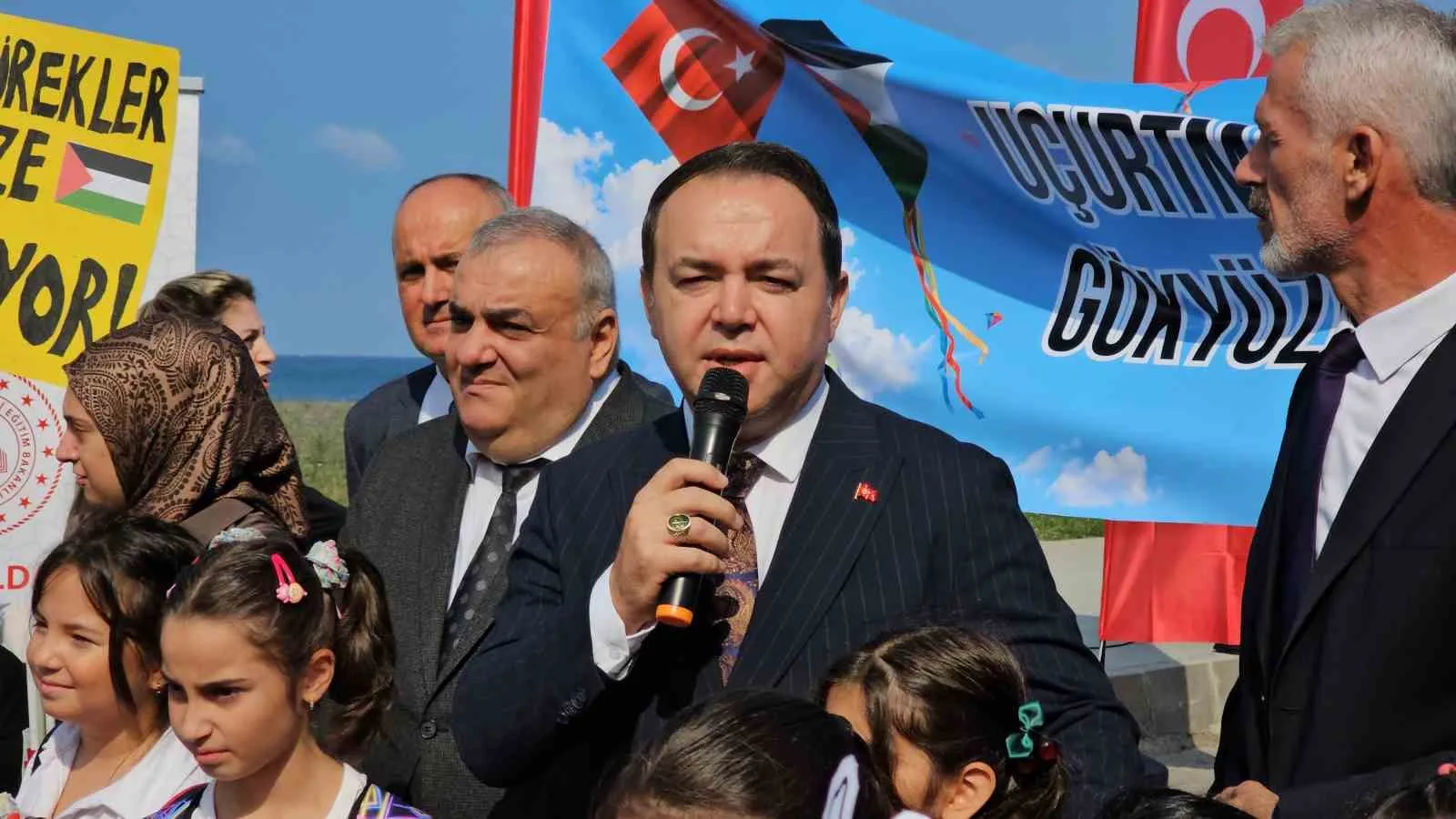 KOZLU SAHİL'DE GERÇEKLEŞTİRİLEN ETKİNLİKTE KONUŞAN İL MİLLİ EĞİTİM MÜDÜRÜ UYGAR KESKİN, ÖĞRENCİLERİN GÜVENLİ VE NİTELİKLİ EĞİTİM ORMANLARINDA EĞİTİM GÖRMELERİNİN HERKESİN ORTAK SORUMLULUĞU OLDUĞUNA DİKKAT ÇEKTİ.