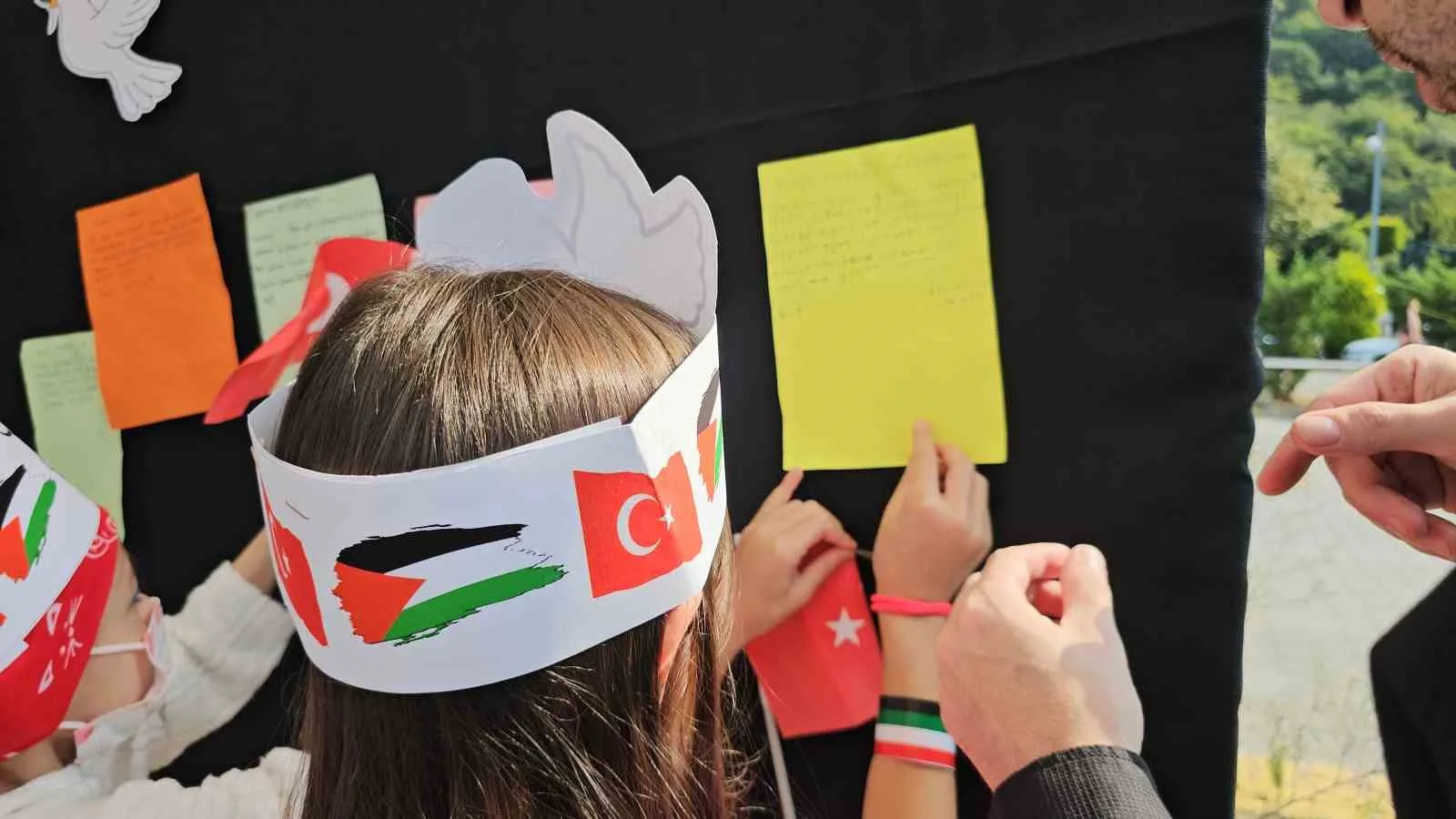 ZONGULDAK'TA ÖĞRENCİLER, FİLİSTİN'DE YAŞANAN İNSANLIK DRAMINA DİKKAT ÇEKMEK İÇİN ETKİNLİKTE BULUŞTU. "UÇURTMALAR VURULMASIN, GÖKYÜZÜ ÇOCUKLARA KALSIN" TEMASIYLA GERÇEKLEŞTİRİLEN ETKİNLİKTE FİLİSTİNLİ ÇOCUKLAR UNUTULMADI.