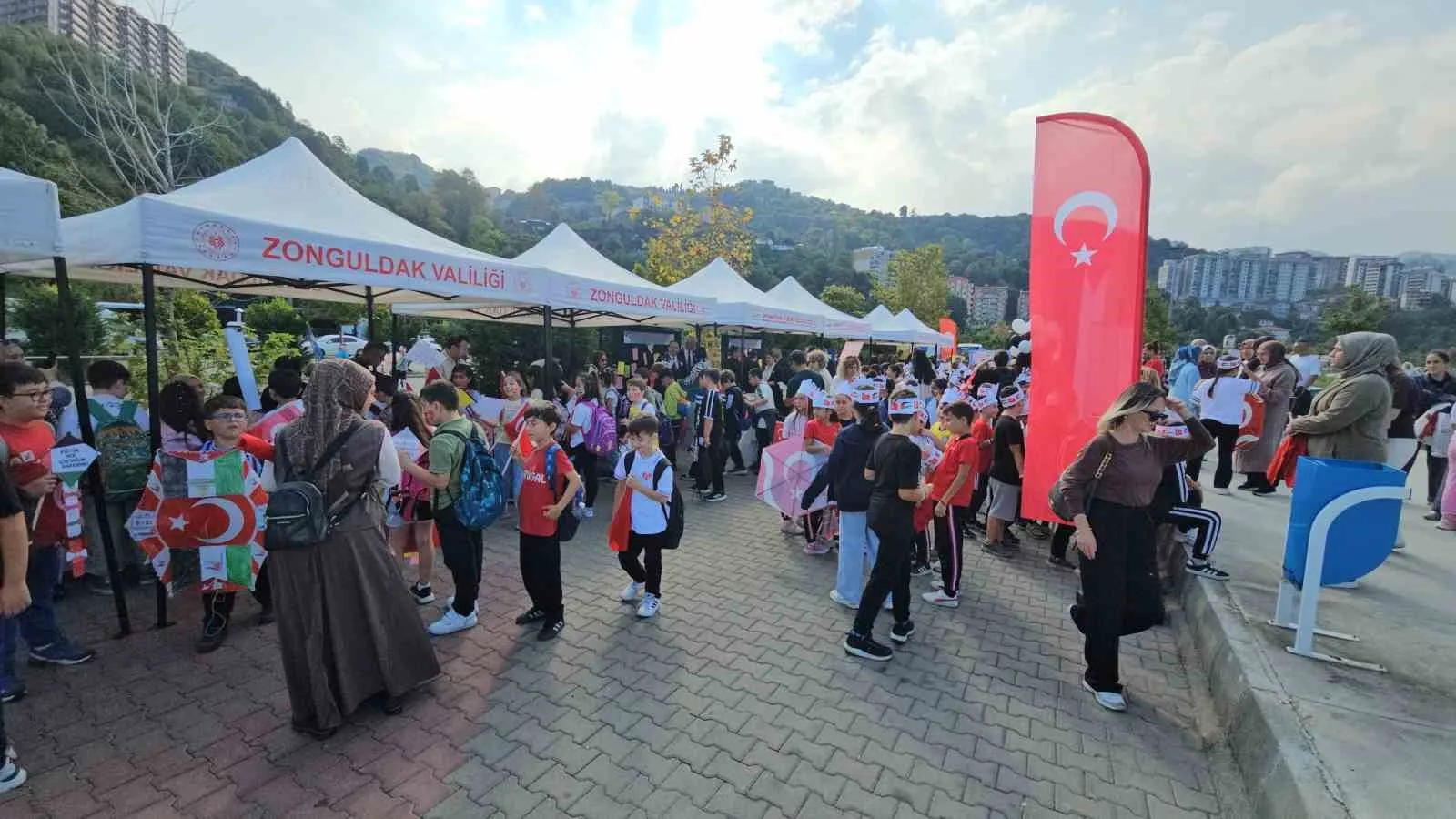 ZONGULDAK'TA ÖĞRENCİLER, FİLİSTİN'DE YAŞANAN İNSANLIK DRAMINA DİKKAT ÇEKMEK İÇİN ETKİNLİKTE BULUŞTU. "UÇURTMALAR VURULMASIN, GÖKYÜZÜ ÇOCUKLARA KALSIN" TEMASIYLA GERÇEKLEŞTİRİLEN ETKİNLİKTE FİLİSTİNLİ ÇOCUKLAR UNUTULMADI.