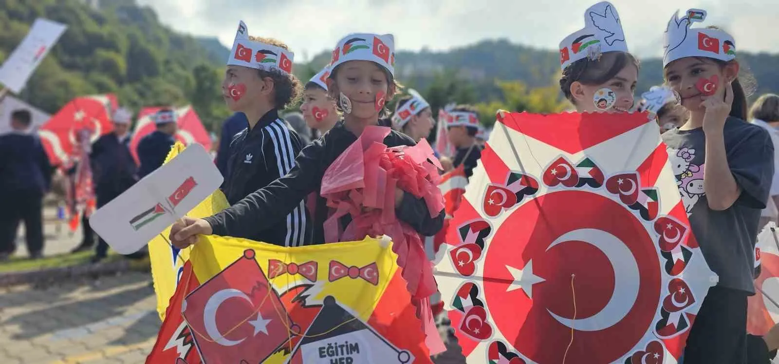 ZONGULDAK'TA ÖĞRENCİLER, FİLİSTİN'DE YAŞANAN İNSANLIK DRAMINA DİKKAT ÇEKMEK İÇİN ETKİNLİKTE BULUŞTU. "UÇURTMALAR VURULMASIN, GÖKYÜZÜ ÇOCUKLARA KALSIN" TEMASIYLA GERÇEKLEŞTİRİLEN ETKİNLİKTE FİLİSTİNLİ ÇOCUKLAR UNUTULMADI.