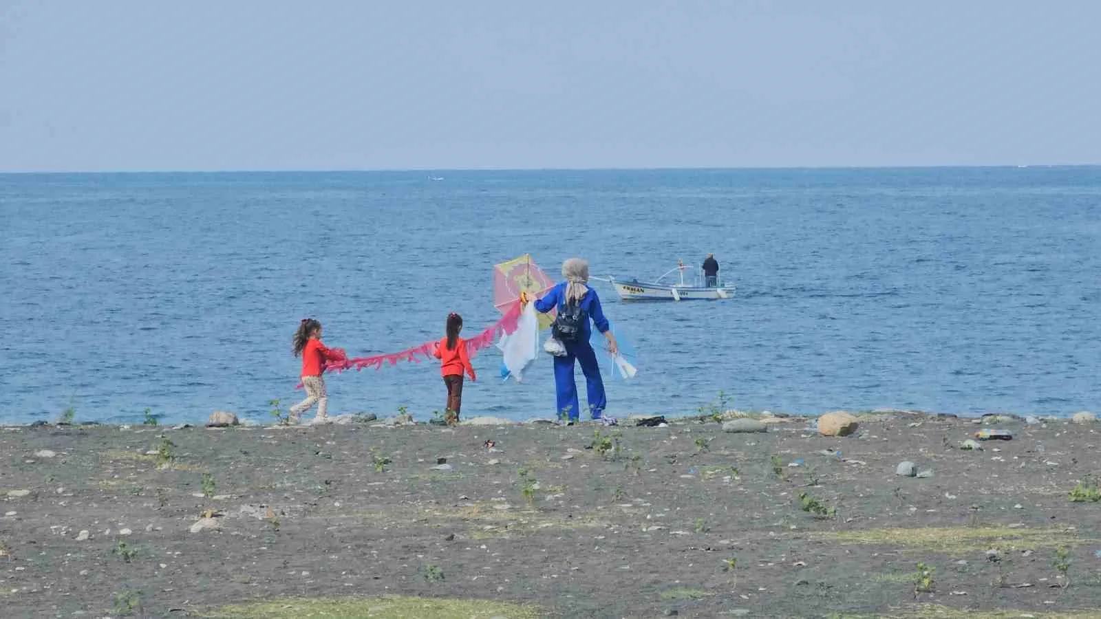 ZONGULDAK'TA ÖĞRENCİLER, FİLİSTİN'DE YAŞANAN İNSANLIK DRAMINA DİKKAT ÇEKMEK İÇİN ETKİNLİKTE BULUŞTU. "UÇURTMALAR VURULMASIN, GÖKYÜZÜ ÇOCUKLARA KALSIN" TEMASIYLA GERÇEKLEŞTİRİLEN ETKİNLİKTE FİLİSTİNLİ ÇOCUKLAR UNUTULMADI.