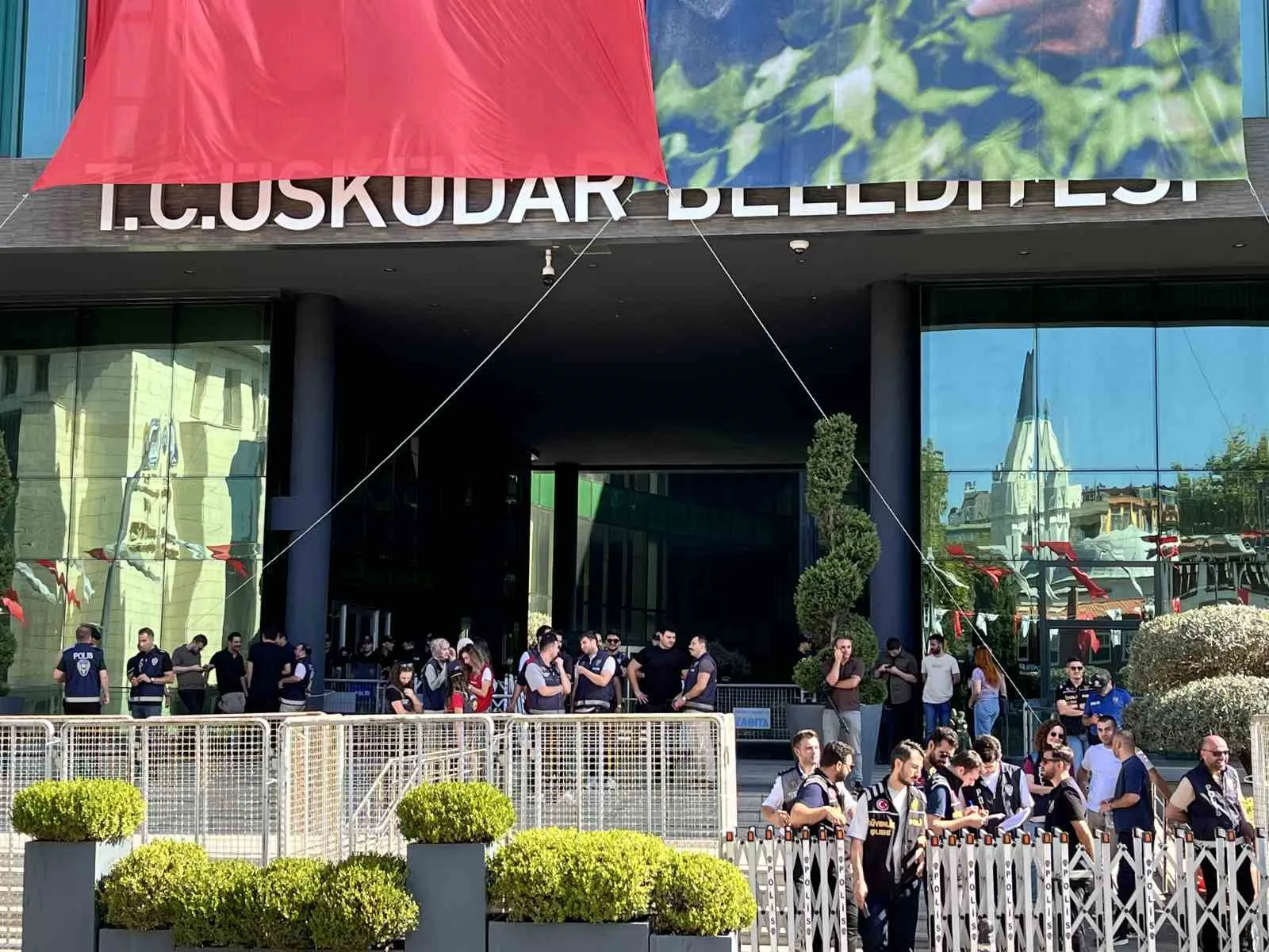 POLİS BELEDİYE BİNASI ÇEVRESİNDE GÜVENLİK ÖNLEMİ ALDI