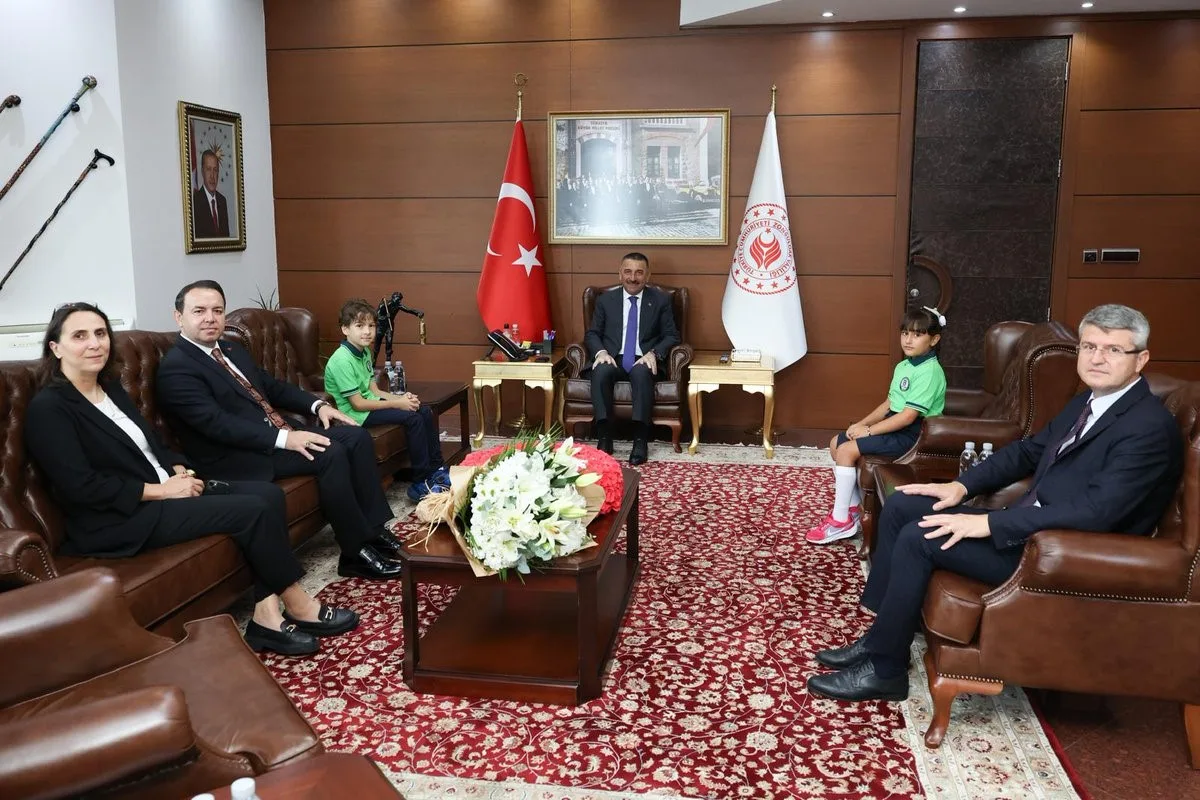 ZONGULDAK VALİSİ OSMAN HACIBEKTAŞOĞLU, 2026-2027 EĞİTİM-ÖĞRETİM YILININ İLK GÜNÜNDE MAKAMINDA ÖĞRENCİ VE ÖĞRETMENLERLE BİR ARAYA GELDİ.