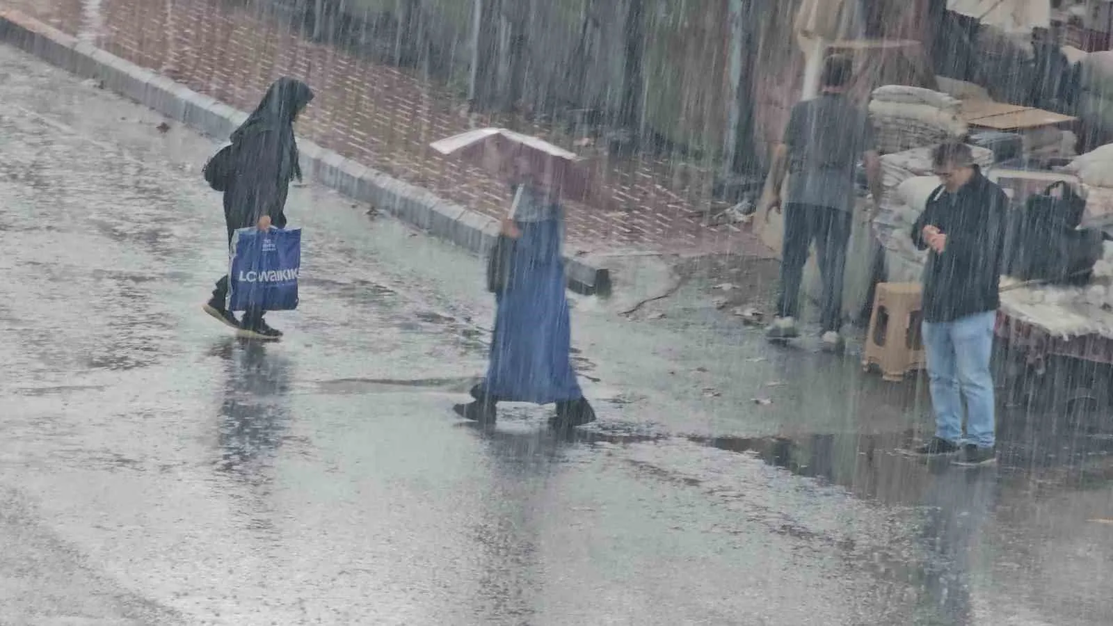 ZONGULDAK'TA ANİDEN BASTIRAN SAĞANAK YAĞIŞ VATANDAŞLARA ZOR ANLAR YAŞATTI.