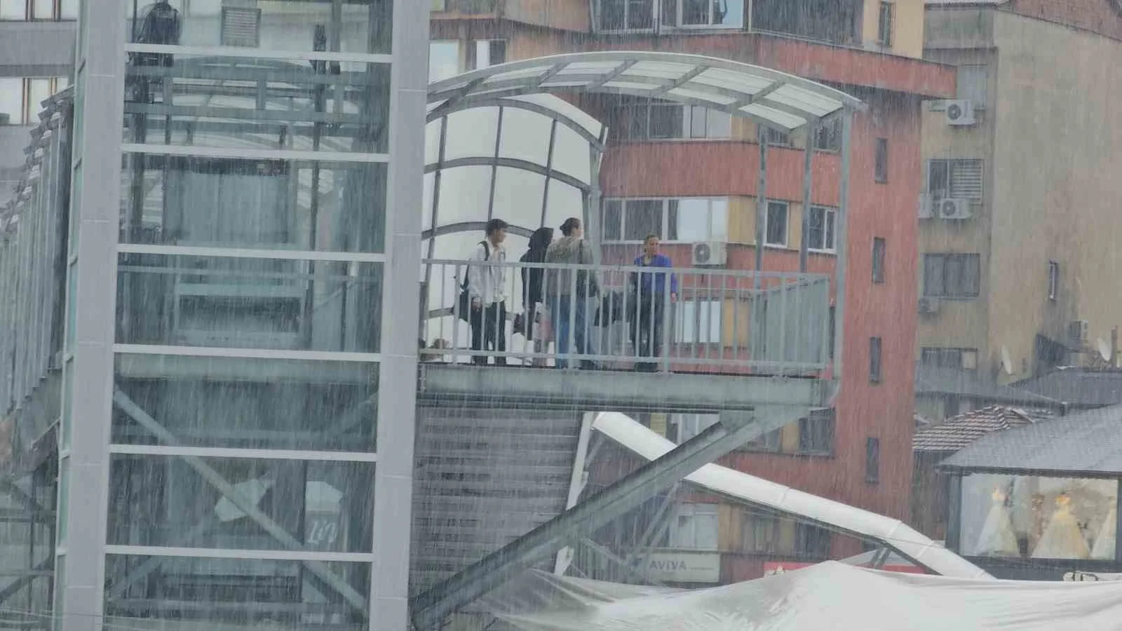 ZONGULDAK'TA ANİDEN BASTIRAN SAĞANAK YAĞIŞ VATANDAŞLARA ZOR ANLAR YAŞATTI.