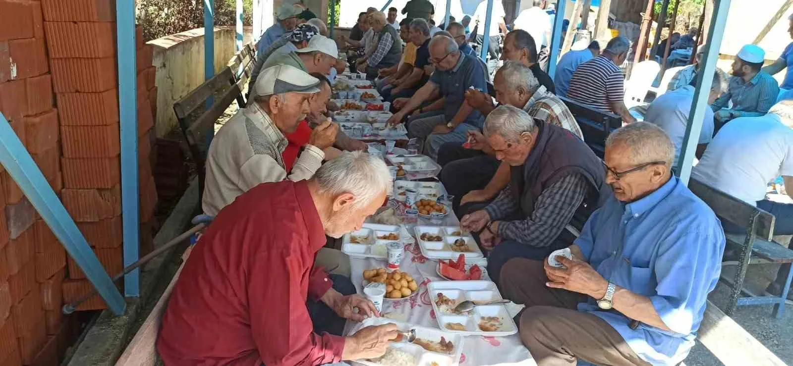 VATANDAŞLAR HER YIL GELENEKSEL OLARAK DÜZENLENEN KUR’AN TİLAVETİNDE BİR ARAYA GELDİLER.