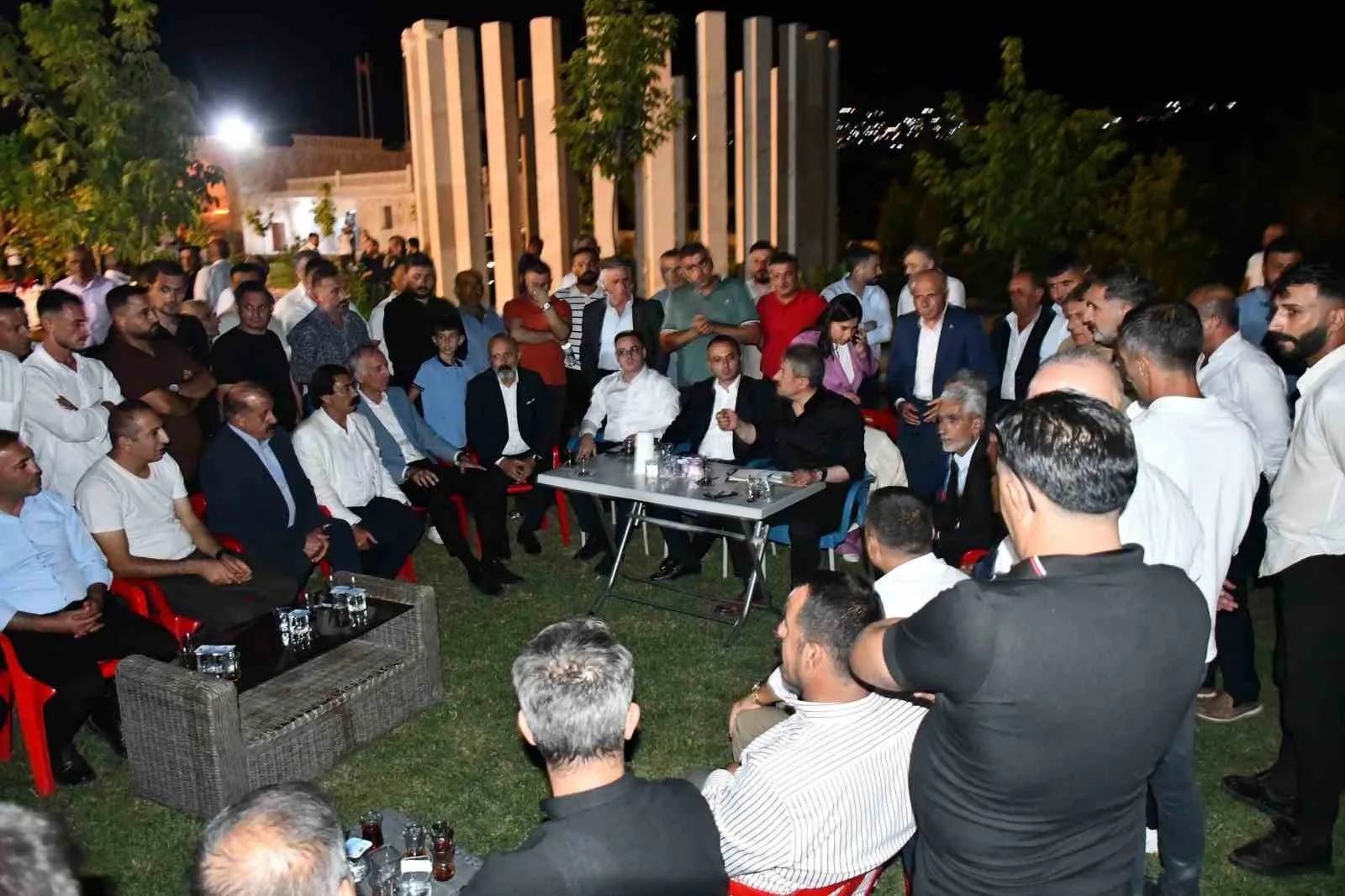AK PARTİ ŞIRNAK MİLLETVEKİLİ ARSLAN TATAR, SİLOPİ İLÇESİNDE MAHALLE VE KÖY MUHTARLARIYLA BİR ARAYA GELEREK İLÇENİN SORUNLARINI, ÖNCELİKLİ İHTİYAÇLARINI VE ÇÖZÜM BEKLEYEN KONULARI MASAYA YATIRDI.