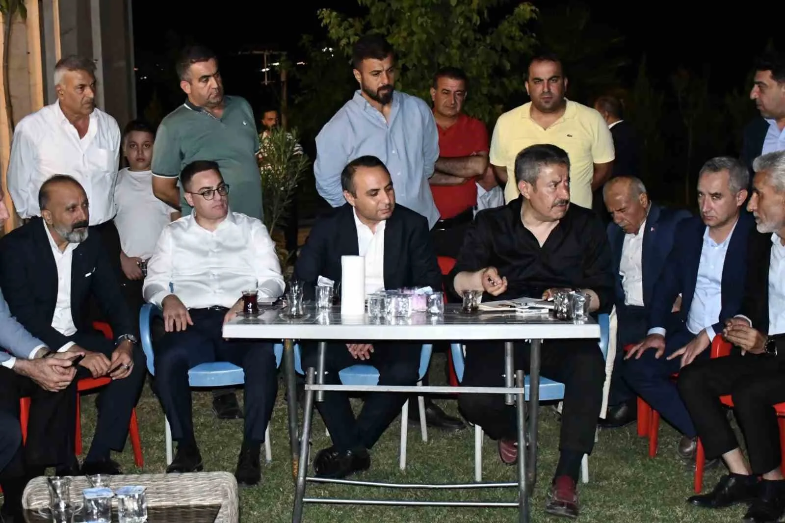 AK PARTİ ŞIRNAK MİLLETVEKİLİ ARSLAN TATAR, SİLOPİ İLÇESİNDE MAHALLE VE KÖY MUHTARLARIYLA BİR ARAYA GELEREK İLÇENİN SORUNLARINI, ÖNCELİKLİ İHTİYAÇLARINI VE ÇÖZÜM BEKLEYEN KONULARI MASAYA YATIRDI.