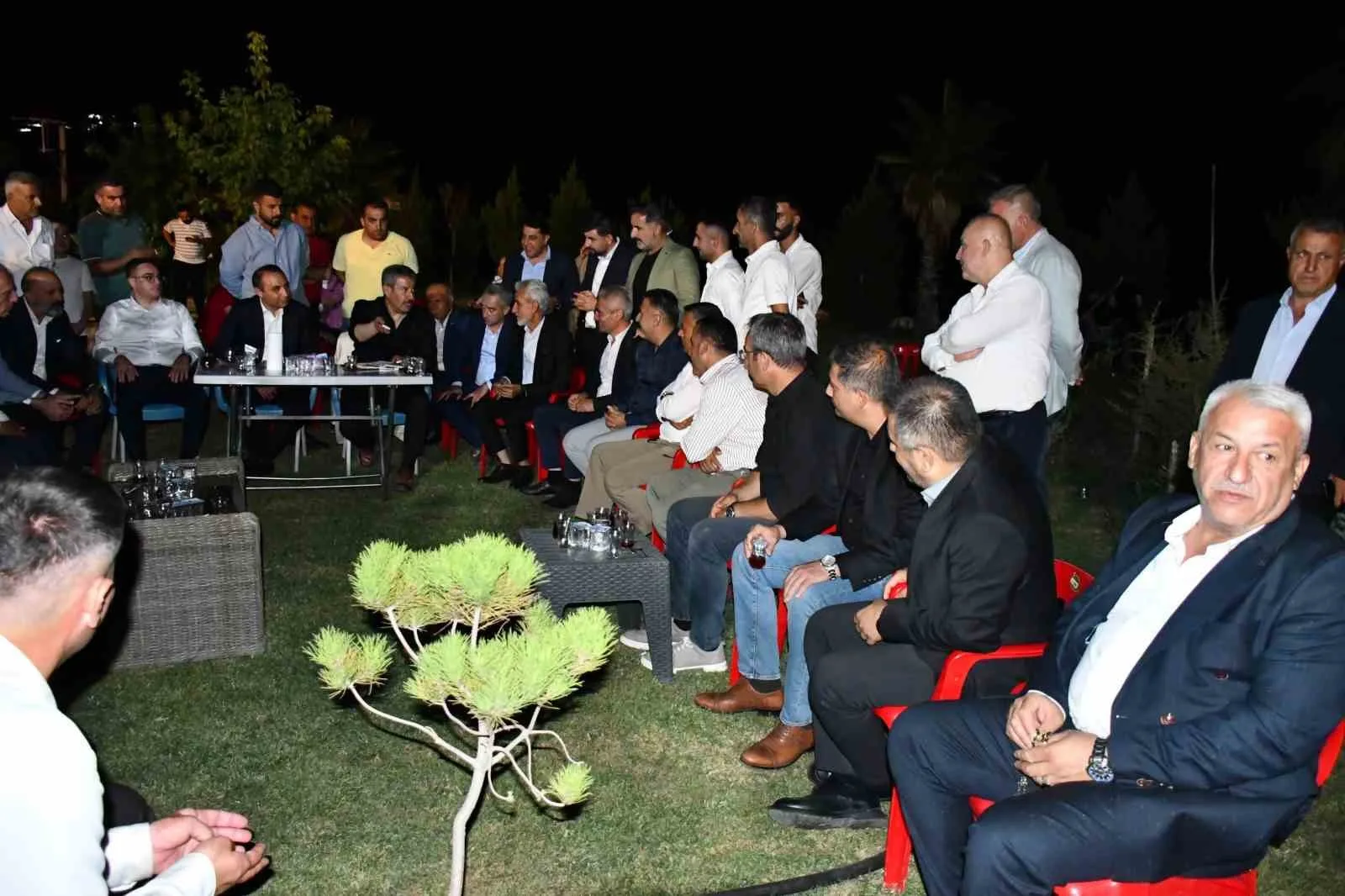 AK PARTİ ŞIRNAK MİLLETVEKİLİ ARSLAN TATAR, SİLOPİ İLÇESİNDE MAHALLE VE KÖY MUHTARLARIYLA BİR ARAYA GELEREK İLÇENİN SORUNLARINI, ÖNCELİKLİ İHTİYAÇLARINI VE ÇÖZÜM BEKLEYEN KONULARI MASAYA YATIRDI.